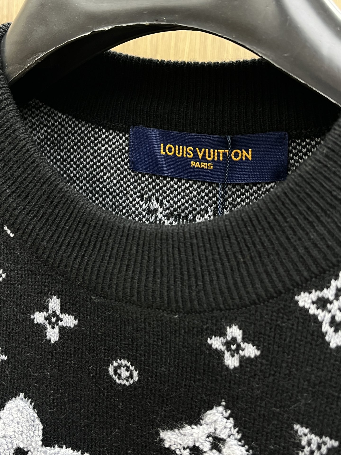 秋冬 LV 🔥🔥毛衣 2025秋冬最新系列，专柜1:1顶级复刻，全品相！加厚款，时下最流行的老钱风，老板