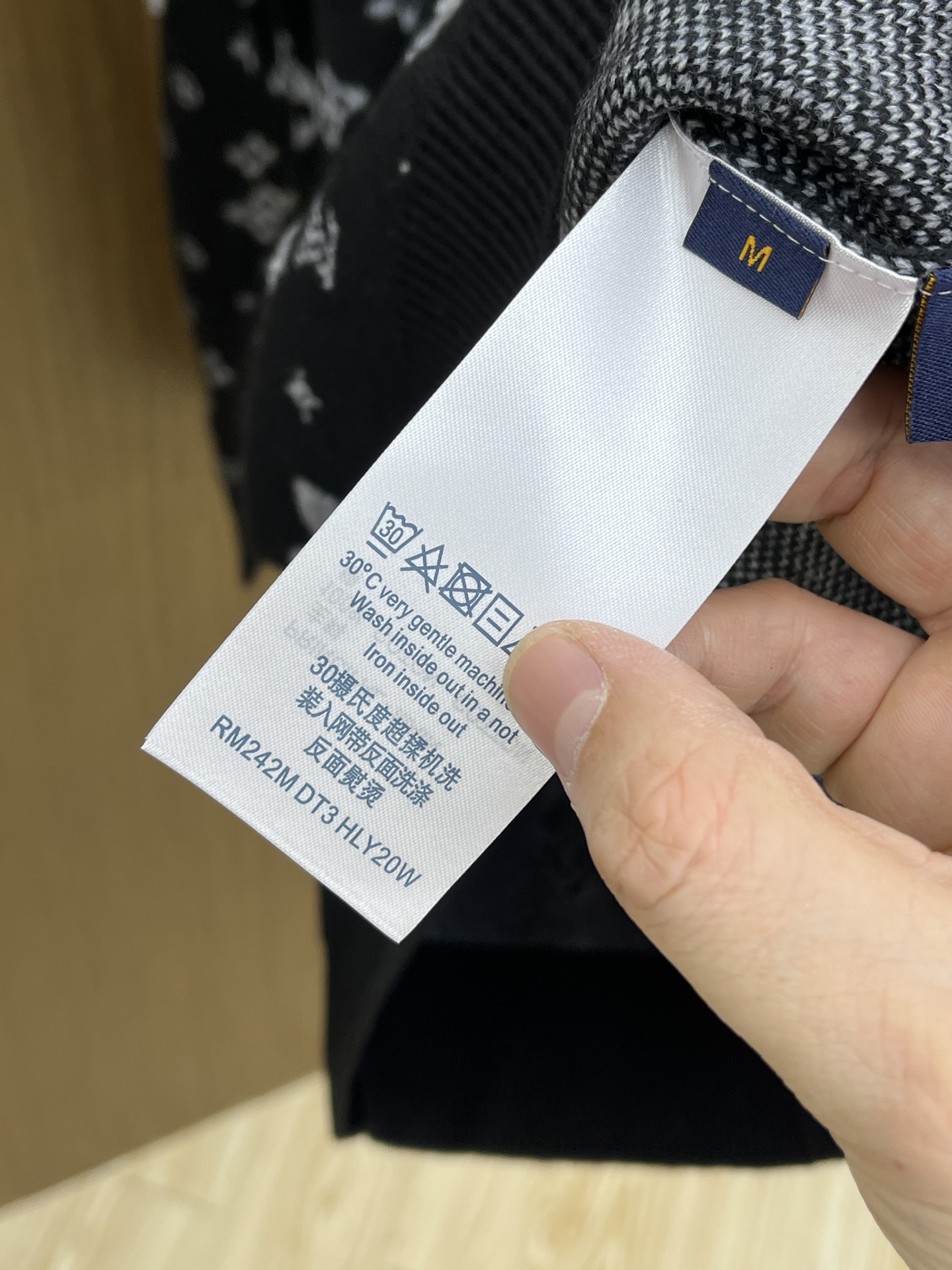 秋冬 LV 🔥🔥毛衣 2025秋冬最新系列，专柜1:1顶级复刻，全品相！加厚款，时下最流行的老钱风，老板