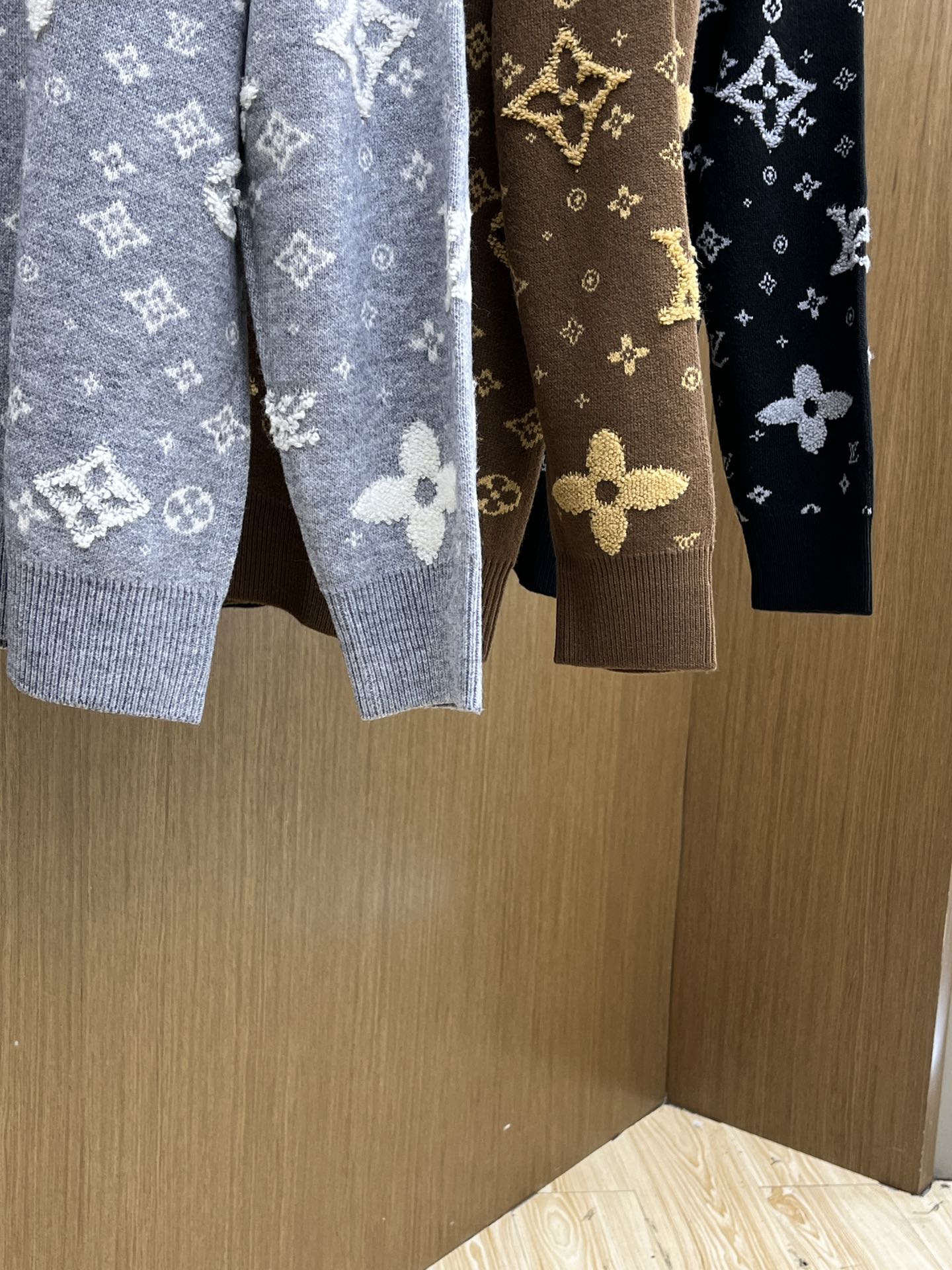 秋冬 LV 🔥🔥毛衣 2025秋冬最新系列，专柜1:1顶级复刻，全品相！加厚款，时下最流行的老钱风，老板