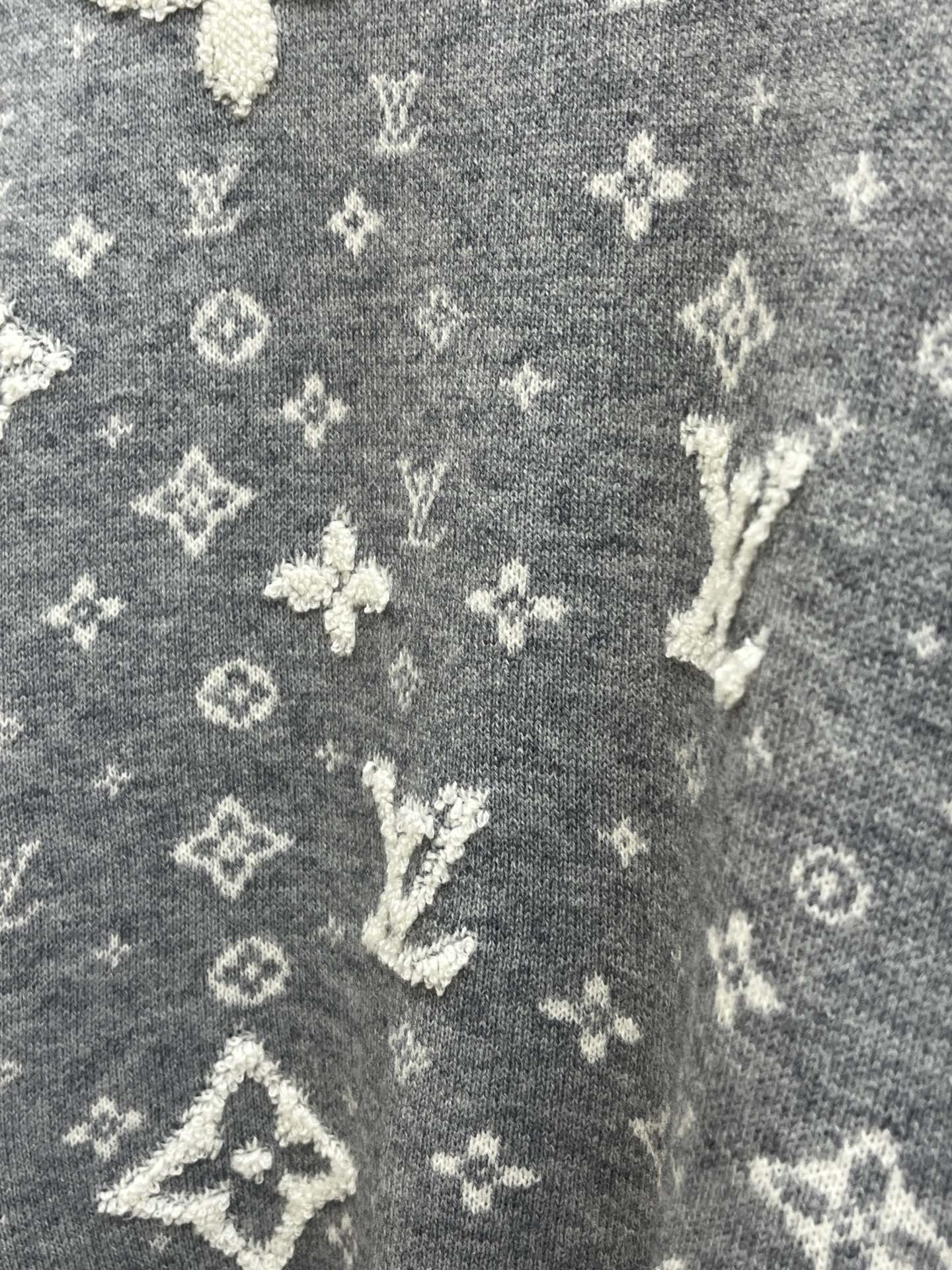 秋冬 LV 🔥🔥毛衣 2025秋冬最新系列，专柜1:1顶级复刻，全品相！加厚款，时下最流行的老钱风，老板