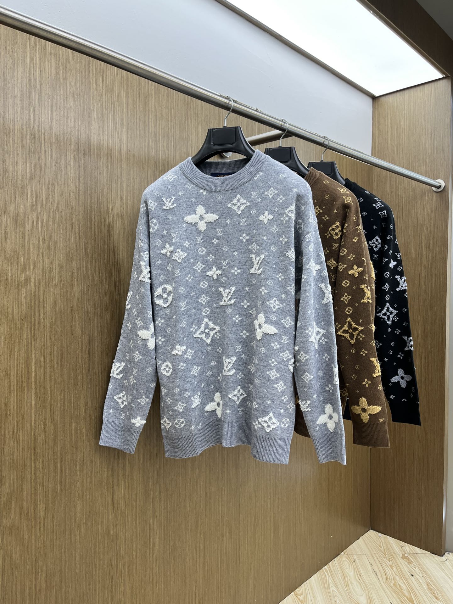 NO:646657,Autumn and winter LV sweaters, the latest series of autumn and winter, 1:1 top replica at the counter, all in good condition!  Thick style, the most popular old money style nowadays, a must-have item for the boss!  The knowledgeable boss quickly buys bld fabric wool size M~3Xl, louis vuitton, sweaters, alexander wang19860909秋冬 LV 毛衣 秋冬最新系列,专柜1:1顶级复刻,全品相！加厚款,时下最流行的老钱风,老板必备单品！懂货的老板赶紧下手bld 面料羊毛 尺码M~3Xl,,louis vuitton,sweaters,alexander wang,Men's clothing