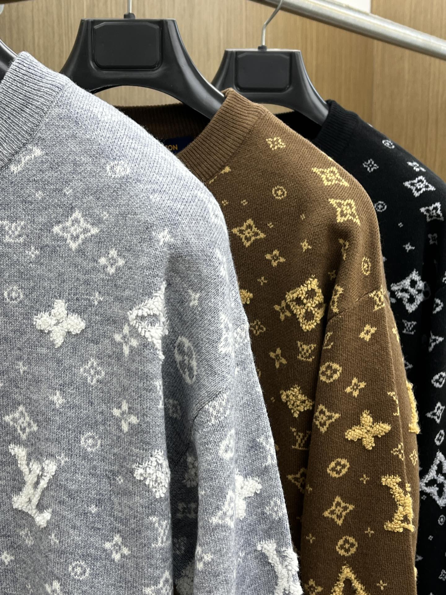 秋冬 LV 🔥🔥毛衣 2025秋冬最新系列，专柜1:1顶级复刻，全品相！加厚款，时下最流行的老钱风，老板