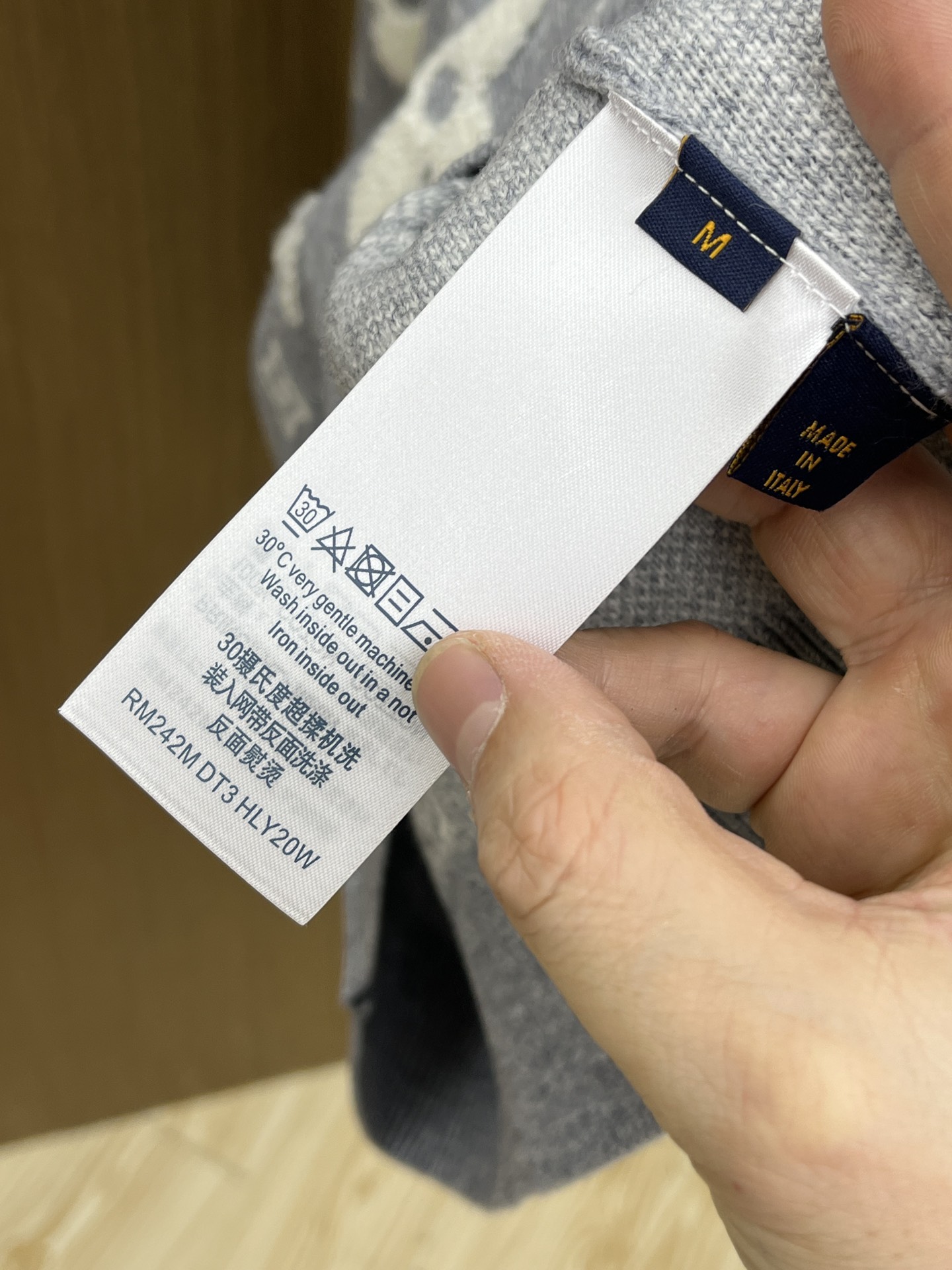 秋冬 LV 🔥🔥毛衣 2025秋冬最新系列，专柜1:1顶级复刻，全品相！加厚款，时下最流行的老钱风，老板