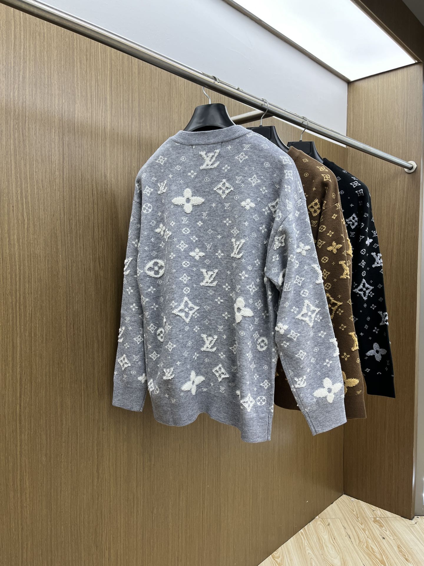 秋冬 LV 🔥🔥毛衣 2025秋冬最新系列，专柜1:1顶级复刻，全品相！加厚款，时下最流行的老钱风，老板