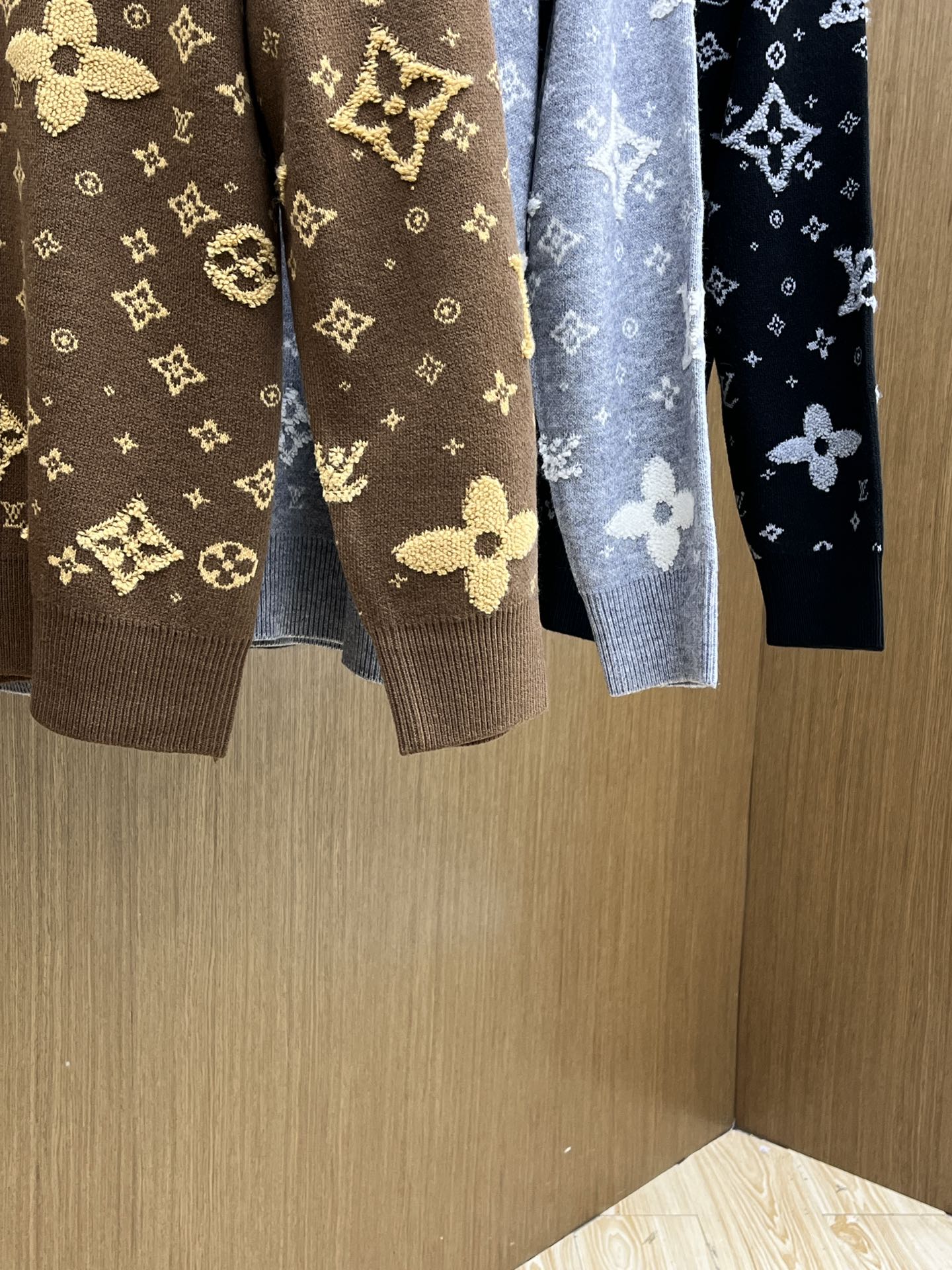 秋冬 LV 🔥🔥毛衣 2025秋冬最新系列，专柜1:1顶级复刻，全品相！加厚款，时下最流行的老钱风，老板