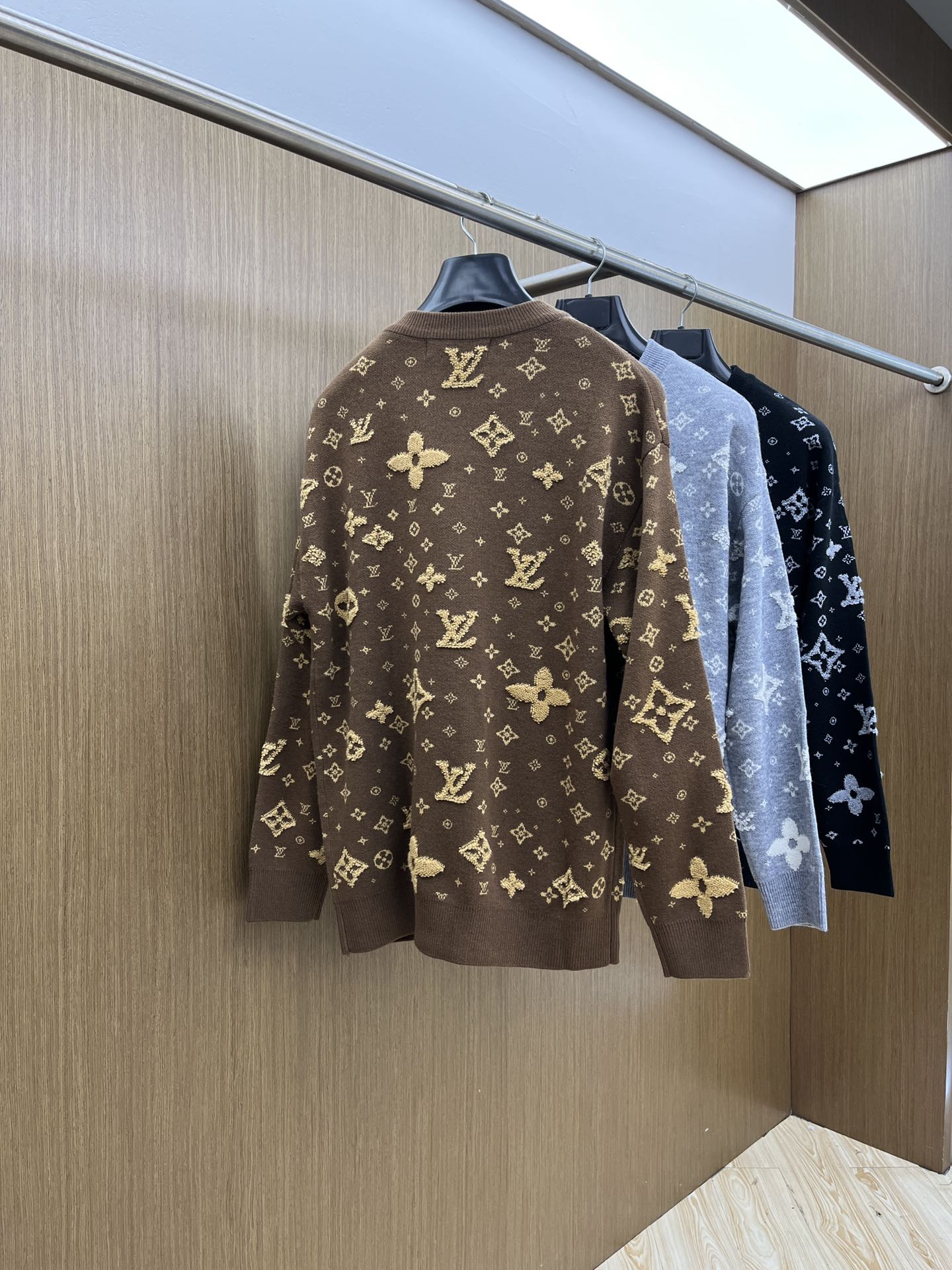 秋冬 LV 🔥🔥毛衣 2025秋冬最新系列，专柜1:1顶级复刻，全品相！加厚款，时下最流行的老钱风，老板