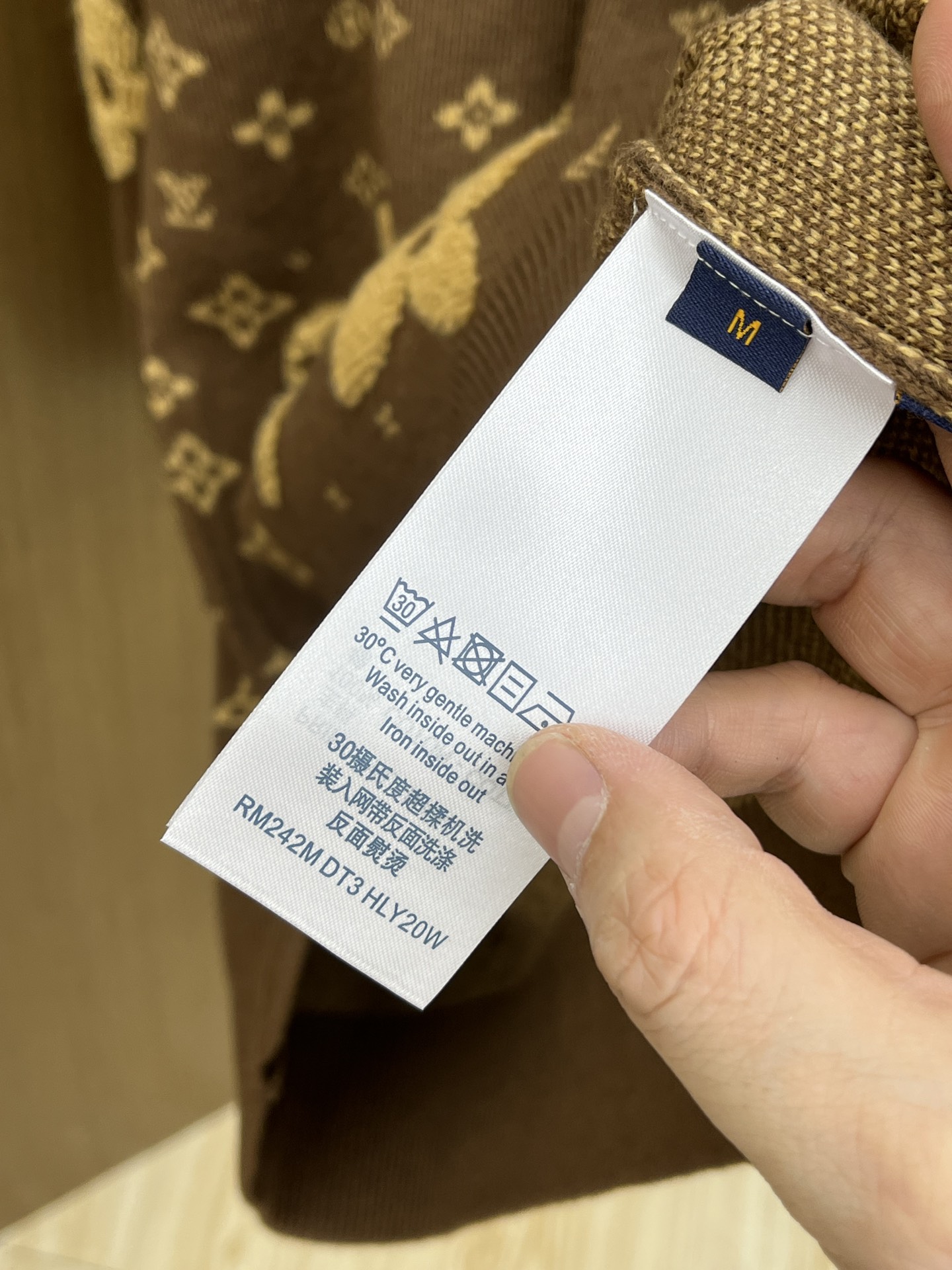 秋冬 LV 🔥🔥毛衣 2025秋冬最新系列，专柜1:1顶级复刻，全品相！加厚款，时下最流行的老钱风，老板