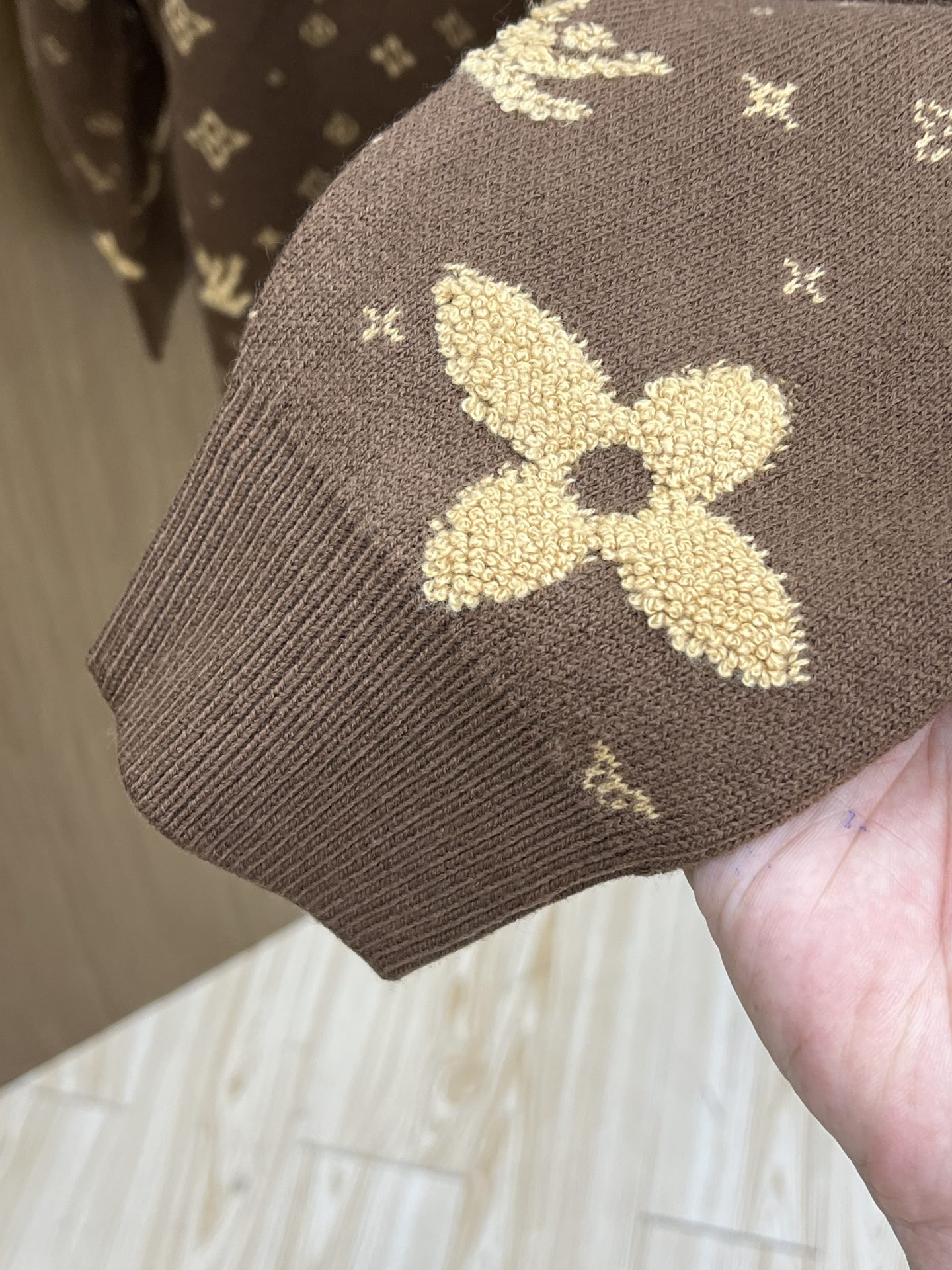 秋冬 LV 🔥🔥毛衣 2025秋冬最新系列，专柜1:1顶级复刻，全品相！加厚款，时下最流行的老钱风，老板