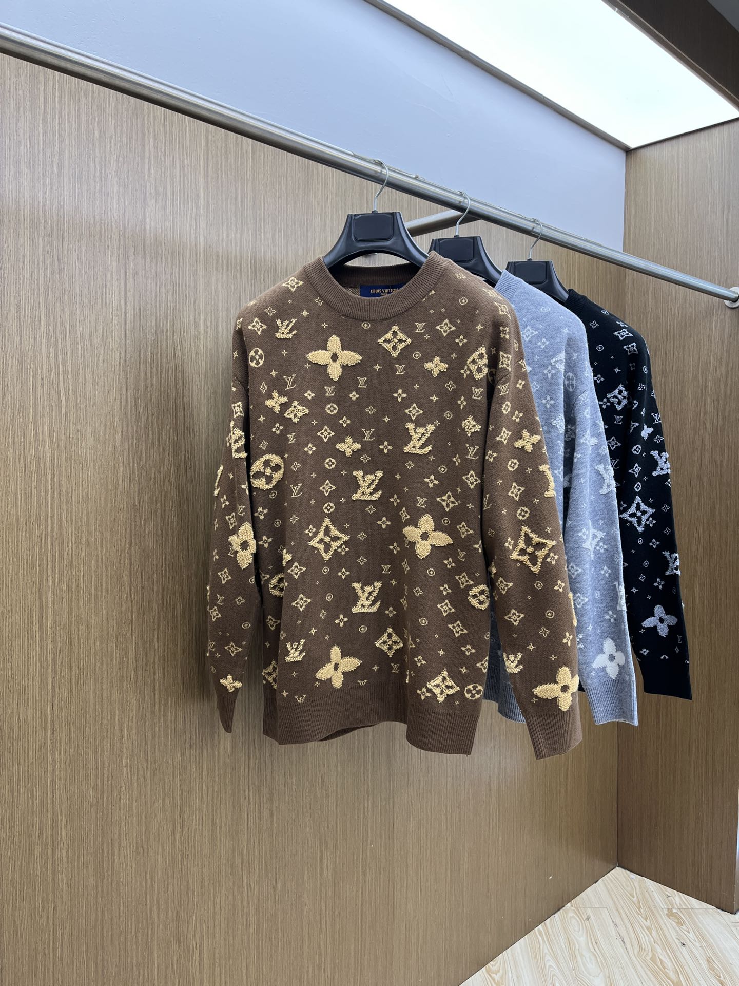 秋冬 LV 🔥🔥毛衣 2025秋冬最新系列，专柜1:1顶级复刻，全品相！加厚款，时下最流行的老钱风，老板
