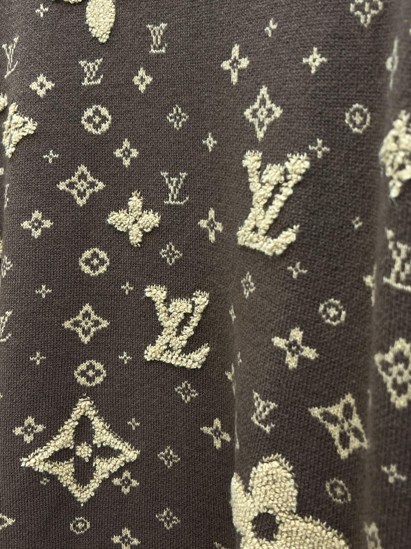 秋冬 LV 🔥🔥毛衣 2025秋冬最新系列，专柜1:1顶级复刻，全品相！加厚款，时下最流行的老钱风，老板