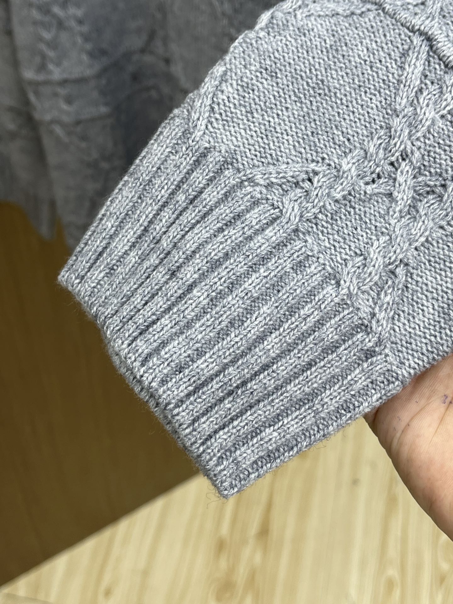 秋冬 CD 🔥🔥毛衣 2025秋冬最新系列，专柜1:1顶级复刻，全品相！加厚款，时下最流行的老钱风，老板