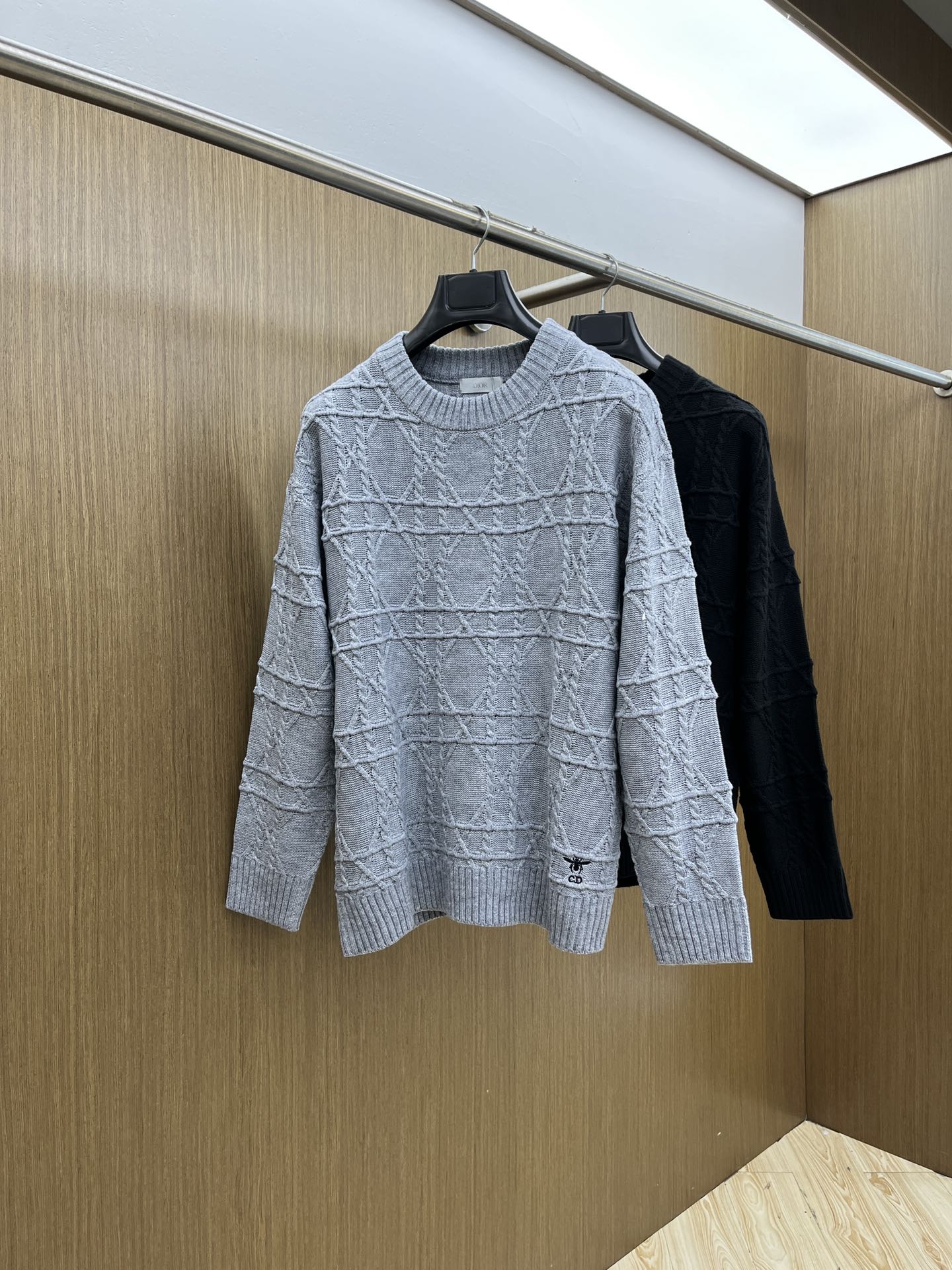 NO:646661,Autumn and winter CD sweaters, the latest series of autumn and winter, 1:1 top replica at the counter, all in good condition!  Thick style, the most popular old money style nowadays, a must-have item for the boss!  The knowledgeable boss quickly bought bld fabric wool size M~3Xl,,sweaters,alexander wang19860909秋冬 CD 毛衣 秋冬最新系列,专柜1:1顶级复刻,全品相！加厚款,时下最流行的老钱风,老板必备单品！懂货的老板赶紧下手bld 面料羊毛 尺码M~3Xl,,sweaters,alexander wang,Men's clothing