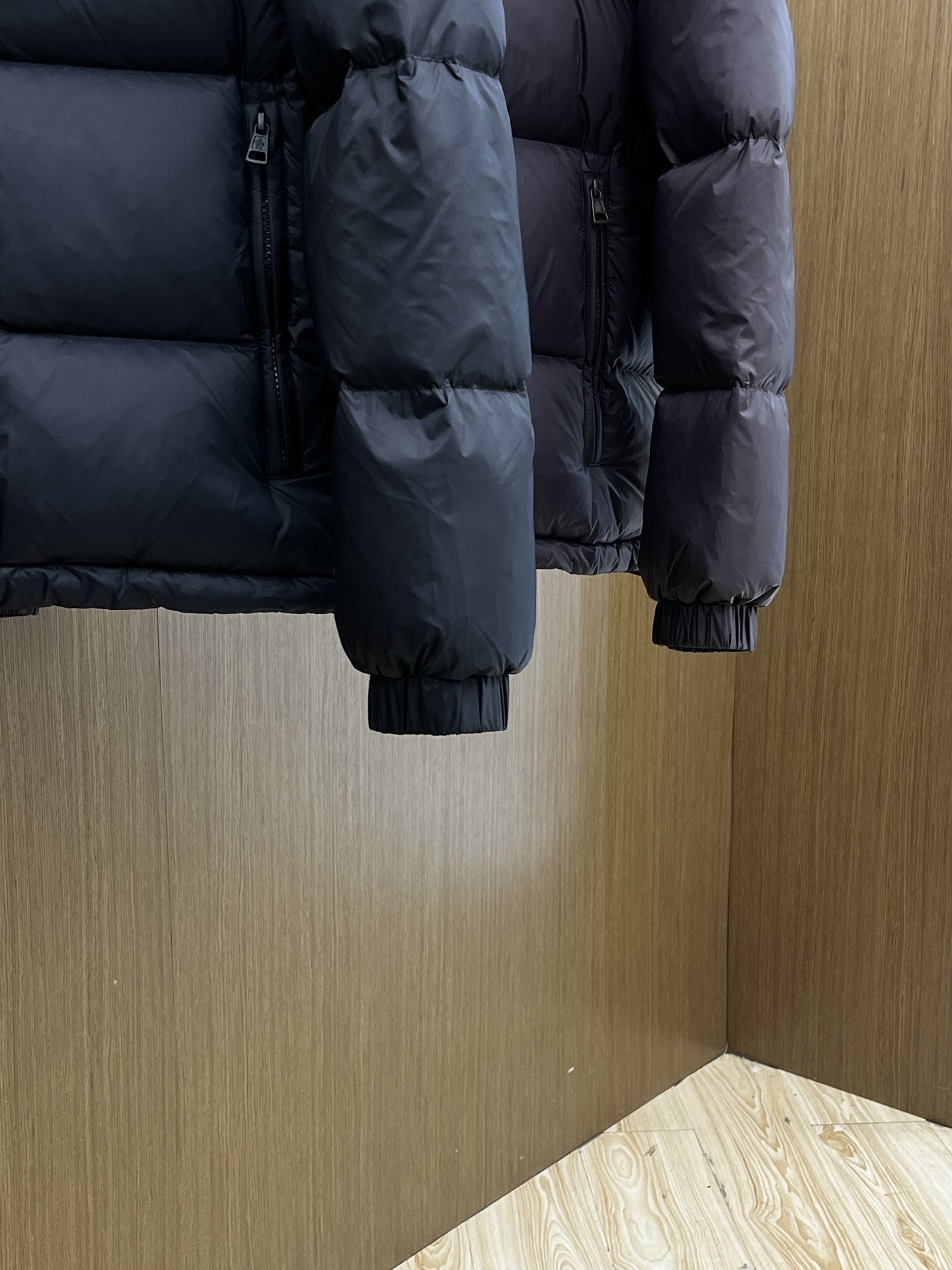 秋冬羽绒 顶级版本 𝑴𝒐𝒏𝒄𝒍𝒆𝒓｜蒙口 盟可睐袖子可拆二合一连帽羽绒服内里90%白鸭绒填充，舒适保暖的