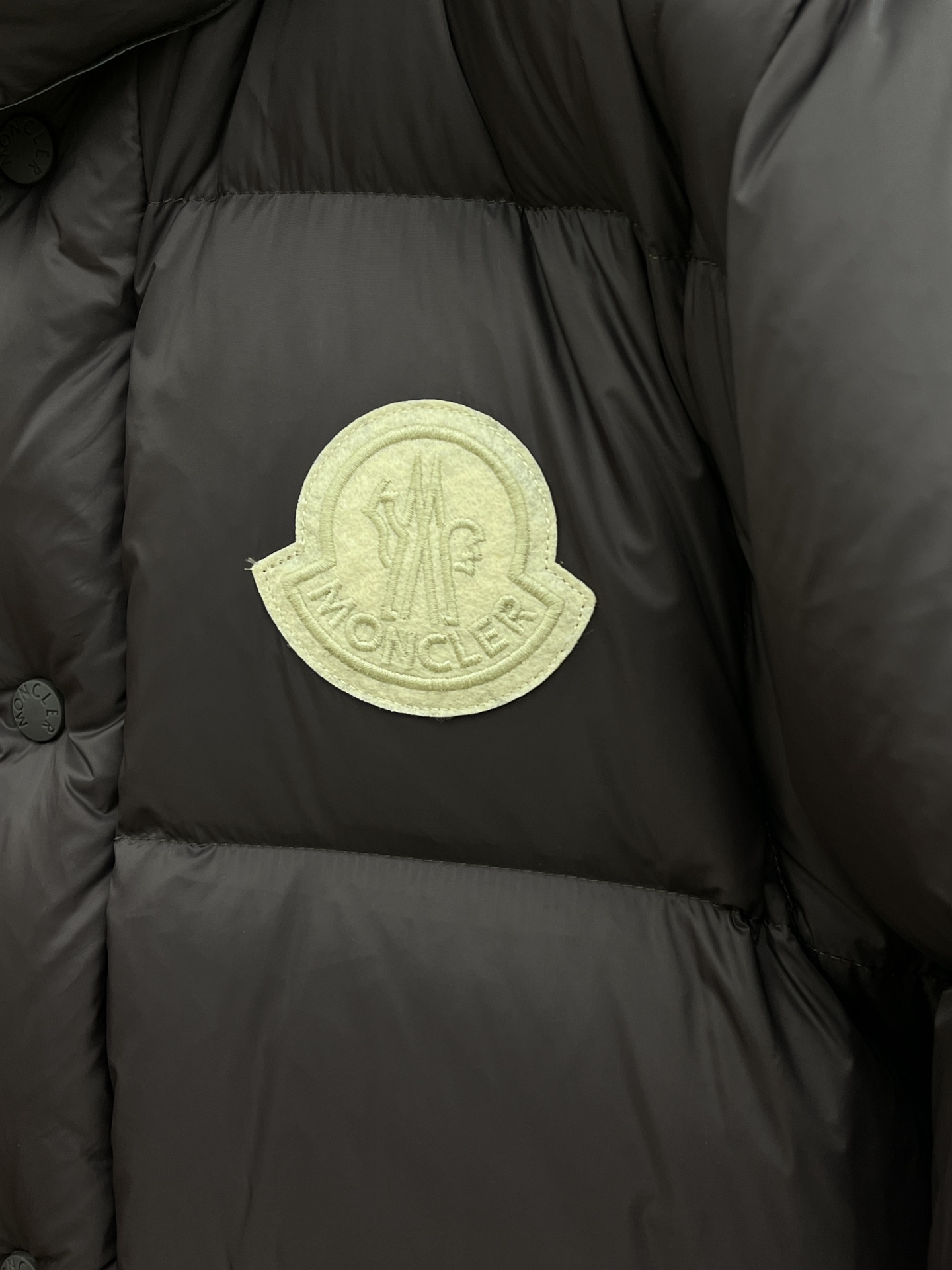 秋冬羽绒 顶级版本 𝑴𝒐𝒏𝒄𝒍𝒆𝒓｜蒙口 盟可睐袖子可拆二合一连帽羽绒服内里90%白鸭绒填充，舒适保暖的