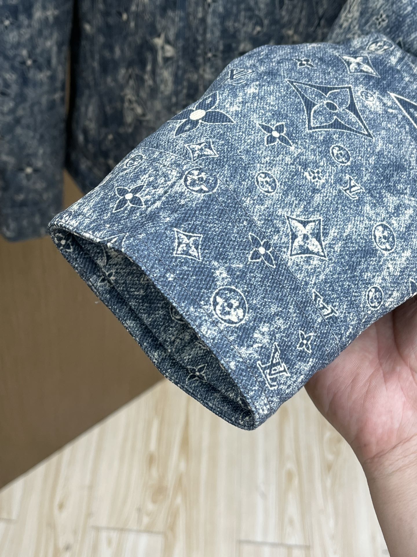 秋冬羽绒 LV 🔥🔥GW独家专供秋冬新款羽绒服。连帽设计 贸易公司渠道稀出，降温天气必备的保暖单品，不论