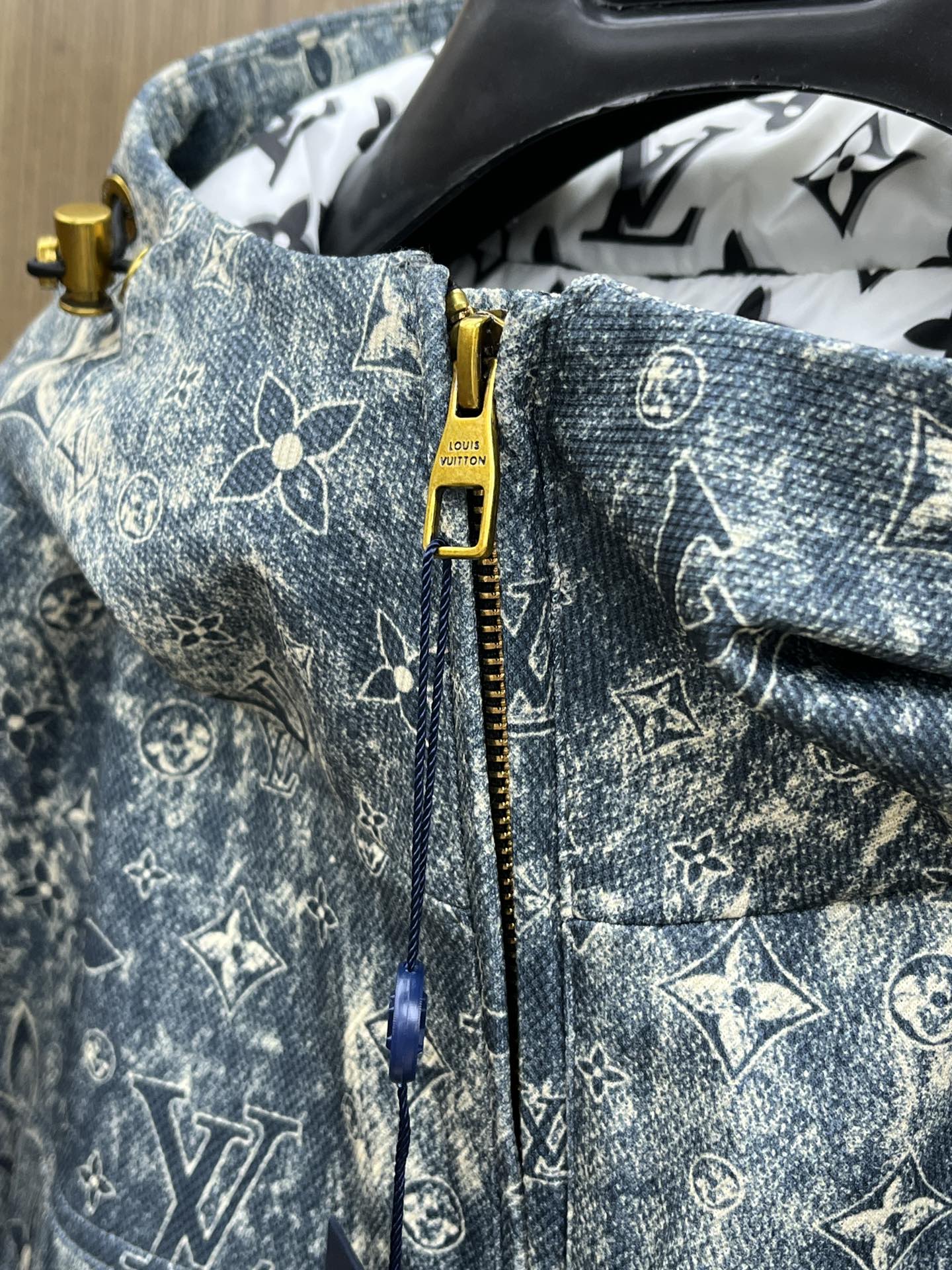 秋冬羽绒 LV 🔥🔥GW独家专供秋冬新款羽绒服。连帽设计 贸易公司渠道稀出，降温天气必备的保暖单品，不论