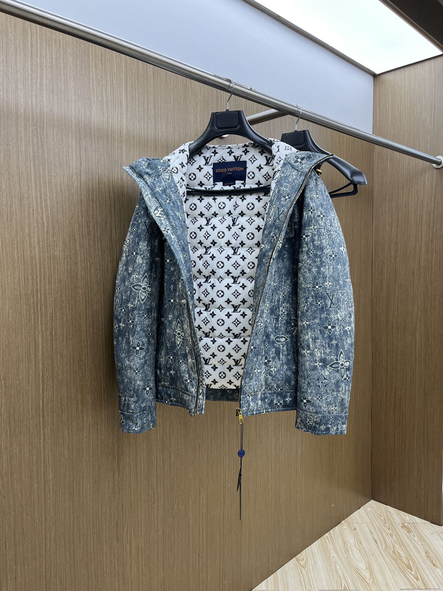 秋冬羽绒 LV 🔥🔥GW独家专供秋冬新款羽绒服。连帽设计 贸易公司渠道稀出，降温天气必备的保暖单品，不论