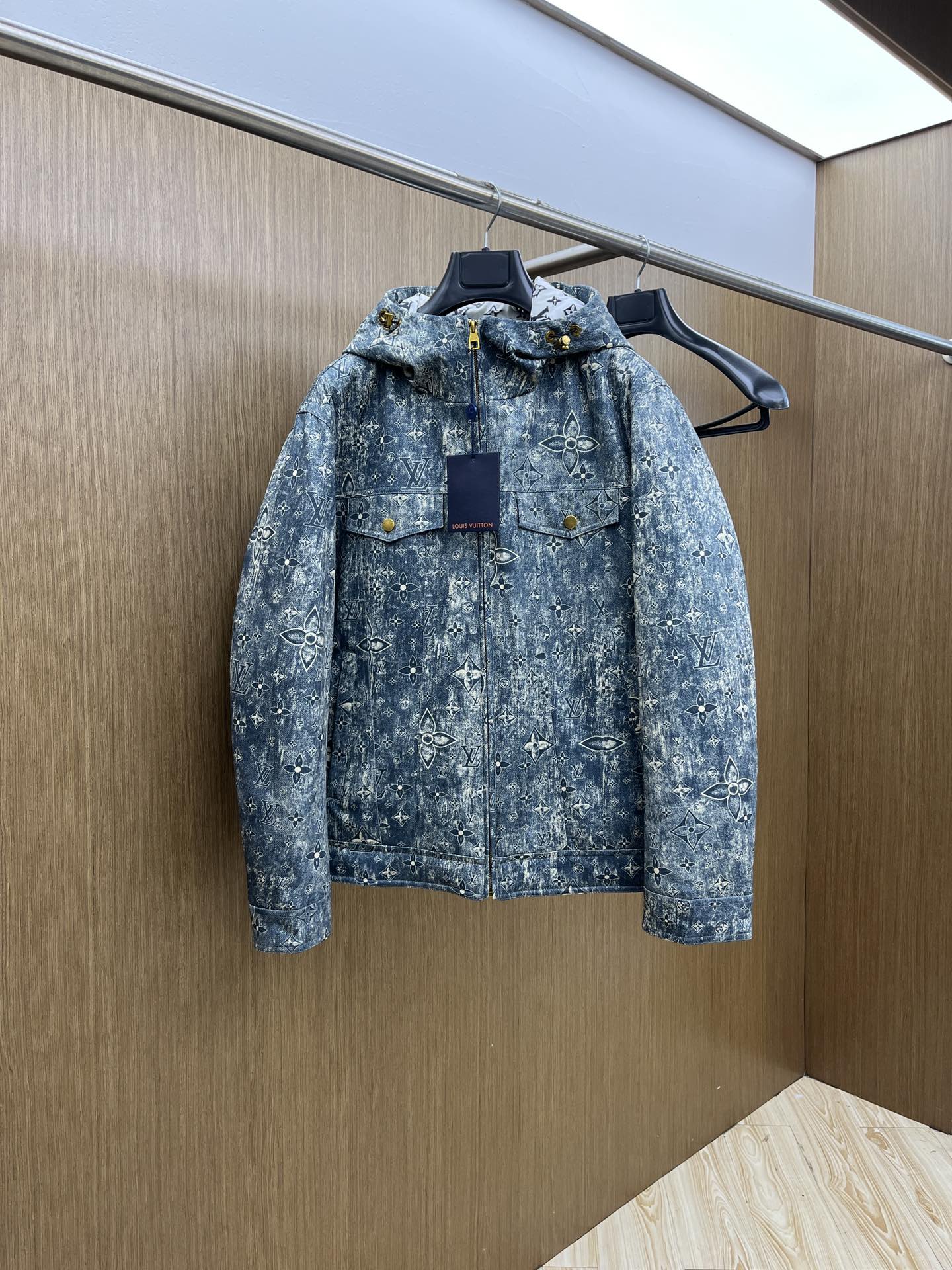 秋冬羽绒 LV 🔥🔥GW独家专供秋冬新款羽绒服。连帽设计 贸易公司渠道稀出，降温天气必备的保暖单品，不论