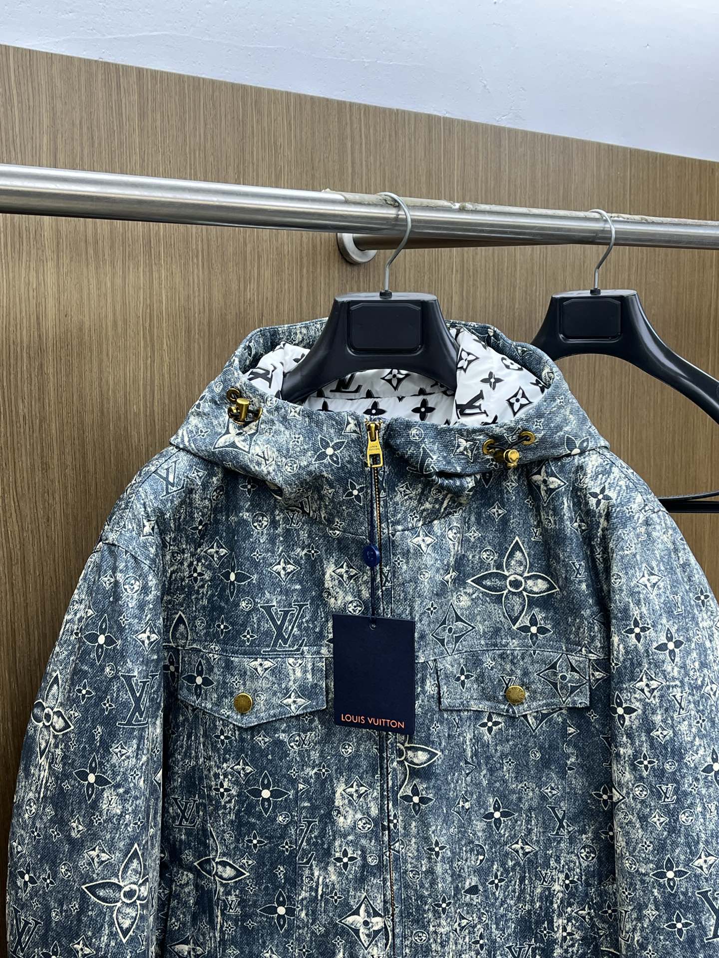 秋冬羽绒 LV 🔥🔥GW独家专供秋冬新款羽绒服。连帽设计 贸易公司渠道稀出，降温天气必备的保暖单品，不论