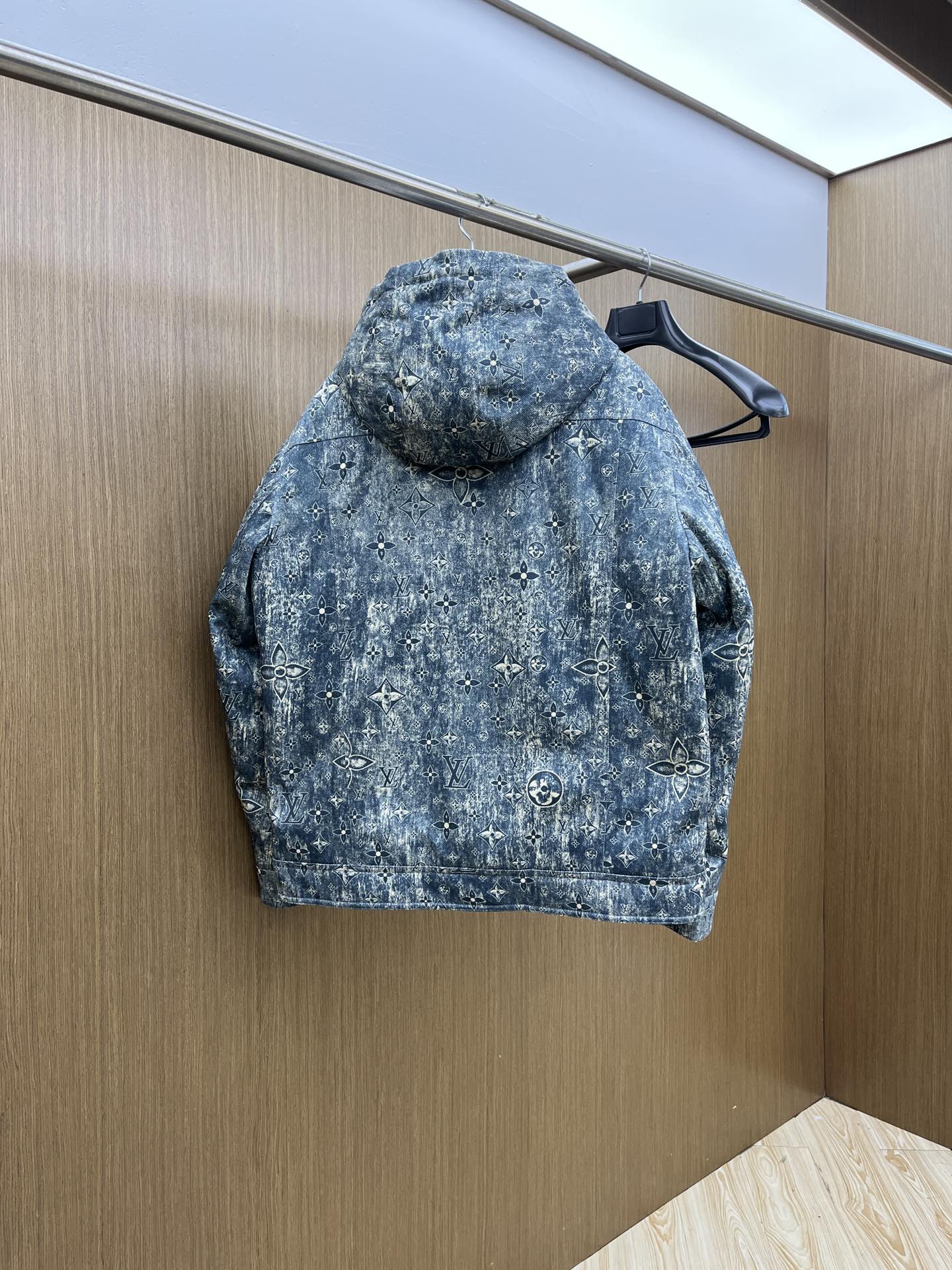 秋冬羽绒 LV 🔥🔥GW独家专供秋冬新款羽绒服。连帽设计 贸易公司渠道稀出，降温天气必备的保暖单品，不论