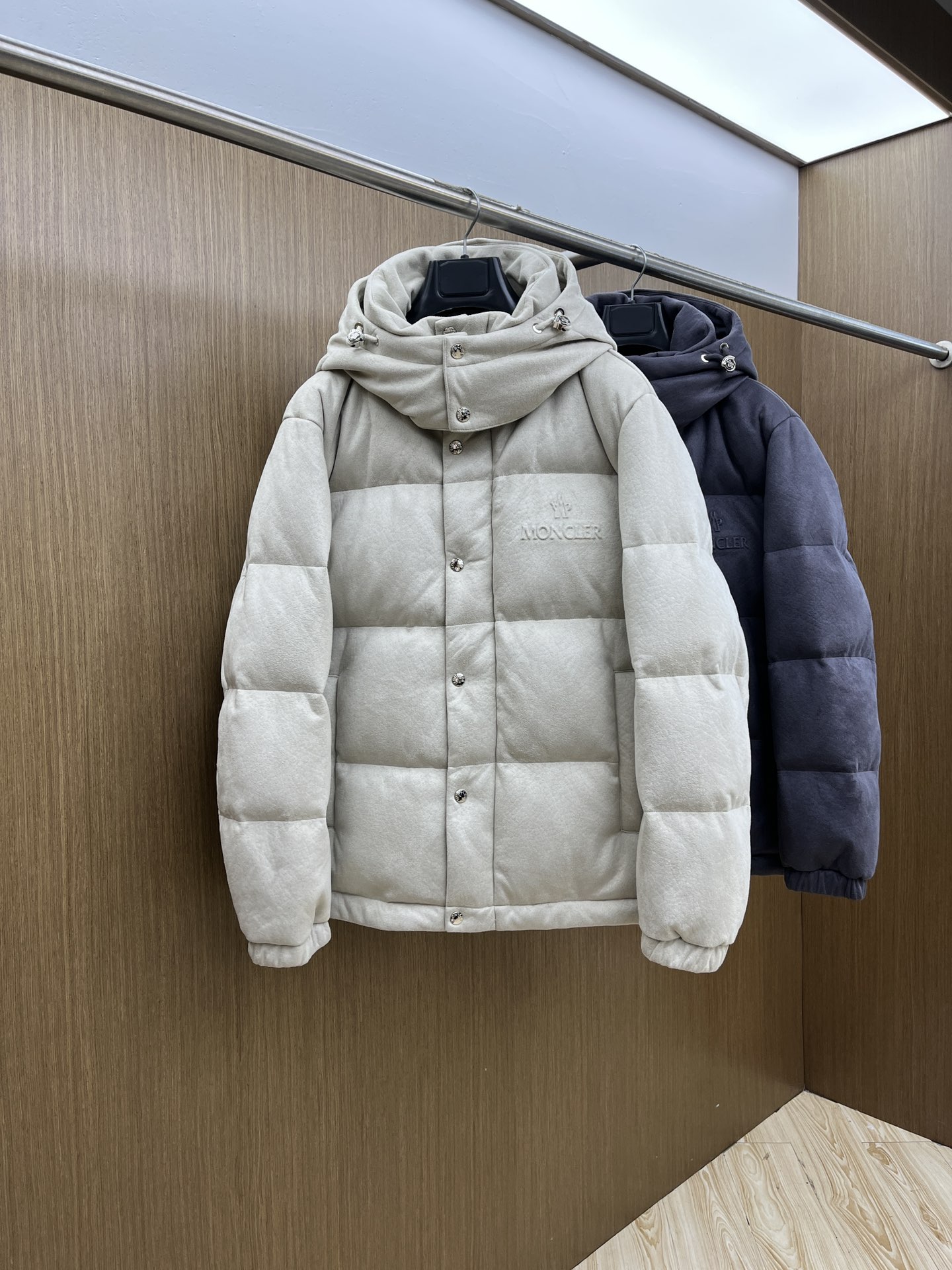 NO:613607,Autumn and winter down Mon 1955GW is exclusively for autumn and winter new down jackets. The hooded design is rarely available through trading company channels. It is a must-have warm item for cooling weather. It can be worn for daily life or outdoor sports. It gives people a different visual effect.  Wear-resistant, scratch-resistant and easy to care for, the interior is filled with 90 Euro standard high-quality white duck down, combined with large square quilting technology to create a fluffy and full overall effect, taking into account the strong warmth and temperature locking effect, fsh allows you to fear the cold outdoor weather in autumn and winter. Sizes M-3XL,, down jacket, hats, alexander wang19860909秋冬羽绒 Mon 1955GW独家专供秋冬新款羽绒服.连帽设计 贸易公司渠道稀出,降温天气必备的保暖单品,不论是日常还是户外运动都能穿.给人不一样的视觉效果 耐磨防刮易打理,内里配置90欧标优质白鸭绒埴充,在搭配大方格绗缝工艺,打造蓬松饱满的整体效果,兼顾强悍的保暖锁温效果,fsh让你无惧秋冬季寒冷的户外天气 尺码M-3XL,,down jacket,hats,alexander wang,Men's clothing