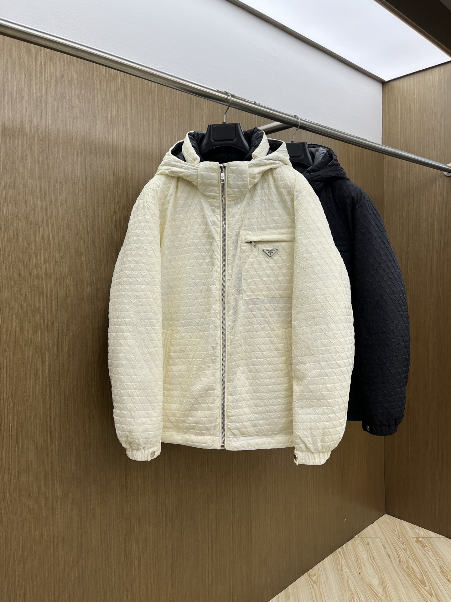 NO:613613,Autumn and winter down PD 1955GW is exclusively for autumn and winter new down jackets. The hooded design is rarely available through trading company channels. It is a must-have warm item for cooling weather. It can be worn for daily life or outdoor sports. It gives people a different visual effect.  Wear-resistant, scratch-resistant and easy to care for, the interior is filled with 90 Euro standard high-quality white duck down, combined with large square quilting technology to create a fluffy and full overall effect, taking into account the strong warmth and temperature locking effect, fsh allows you to fear the cold outdoor weather in autumn and winter. Sizes M-3XL,, down jacket, hats, alexander wang19860909秋冬羽绒 PD 1955GW独家专供秋冬新款羽绒服.连帽设计 贸易公司渠道稀出,降温天气必备的保暖单品,不论是日常还是户外运动都能穿.给人不一样的视觉效果 耐磨防刮易打理,内里配置90欧标优质白鸭绒埴充,在搭配大方格绗缝工艺,打造蓬松饱满的整体效果,兼顾强悍的保暖锁温效果,fsh让你无惧秋冬季寒冷的户外天气 尺码M-3XL,,down jacket,hats,alexander wang,Men's clothing