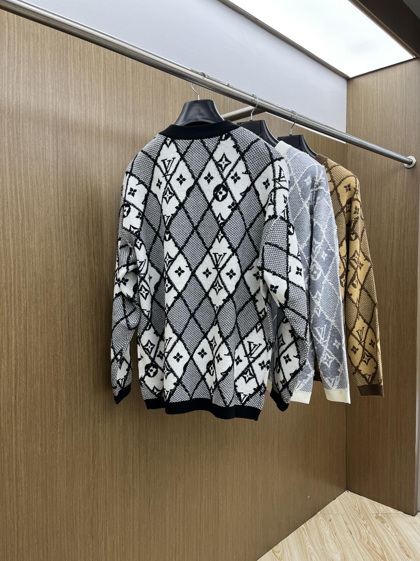 秋冬 LV 🔥🔥毛衣 2025秋冬最新系列，专柜1:1顶级复刻，全品相！加厚款，时下最流行的老钱风，老板