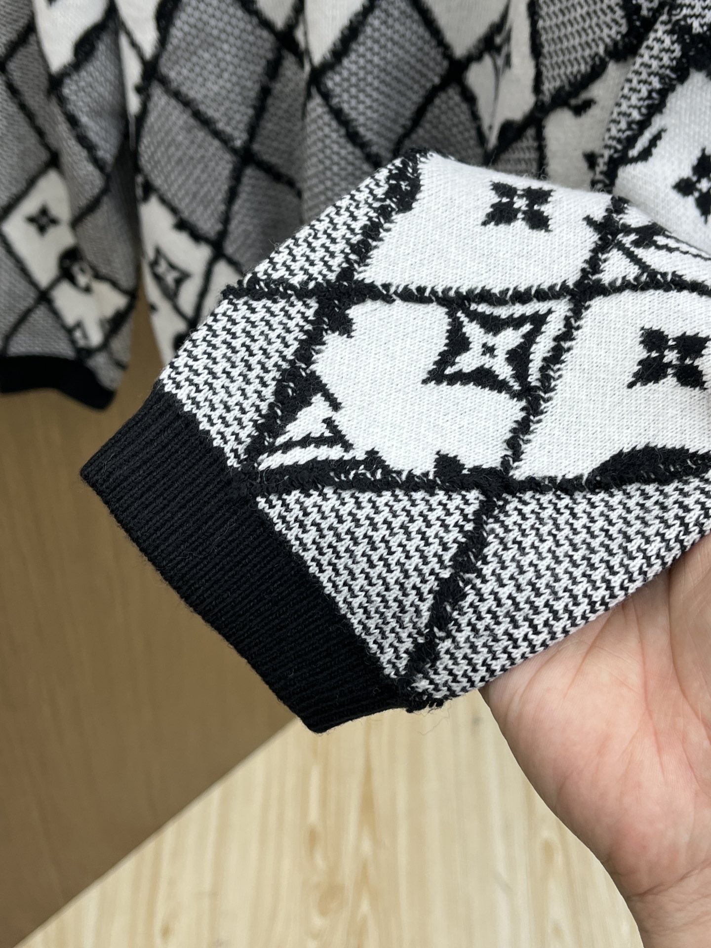 秋冬 LV 🔥🔥毛衣 2025秋冬最新系列，专柜1:1顶级复刻，全品相！加厚款，时下最流行的老钱风，老板