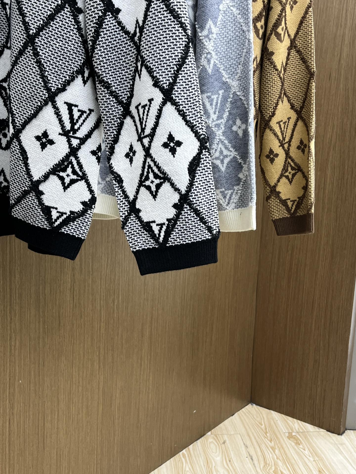 秋冬 LV 🔥🔥毛衣 2025秋冬最新系列，专柜1:1顶级复刻，全品相！加厚款，时下最流行的老钱风，老板