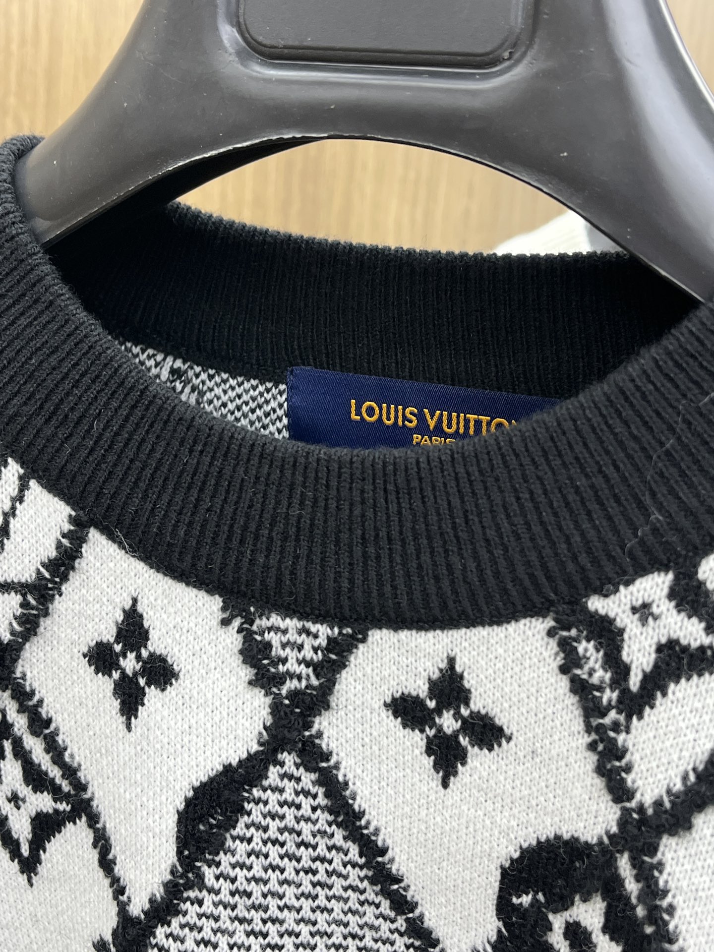 秋冬 LV 🔥🔥毛衣 2025秋冬最新系列，专柜1:1顶级复刻，全品相！加厚款，时下最流行的老钱风，老板