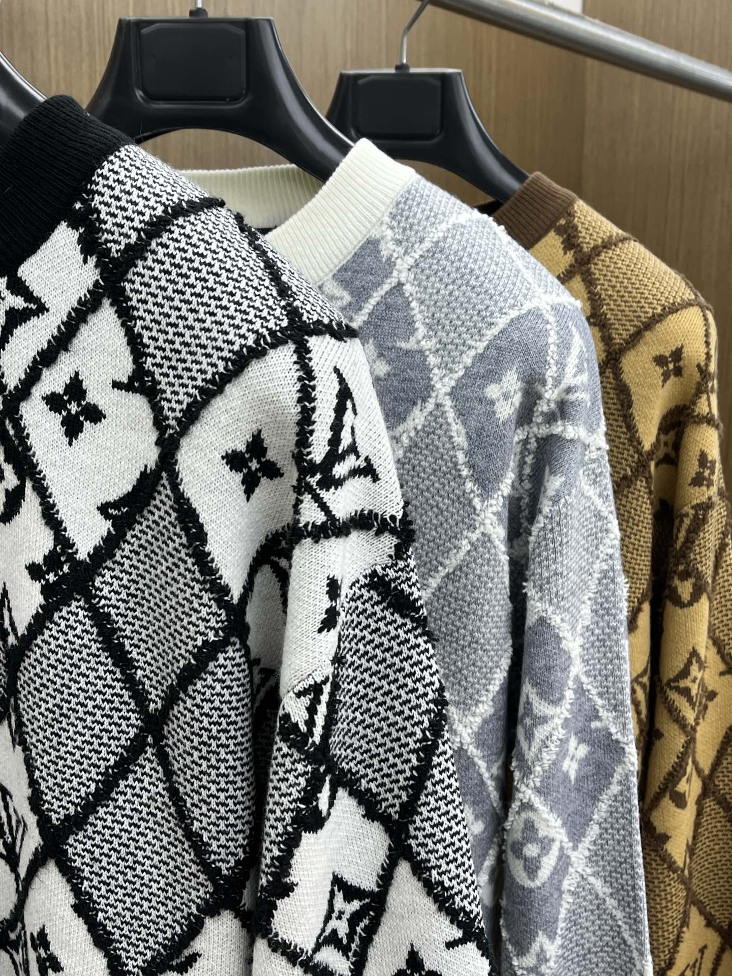 秋冬 LV 🔥🔥毛衣 2025秋冬最新系列，专柜1:1顶级复刻，全品相！加厚款，时下最流行的老钱风，老板