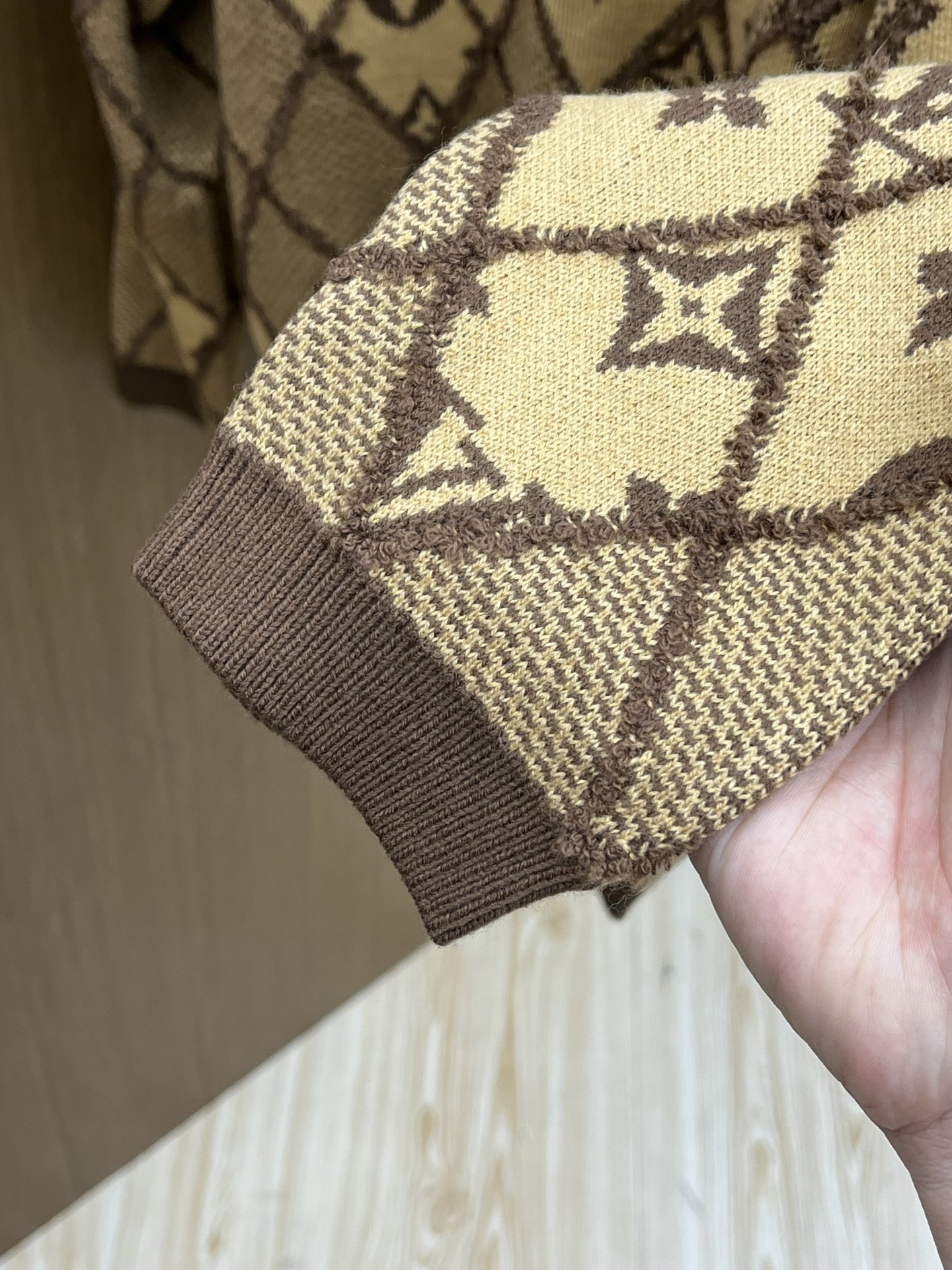 秋冬 LV 🔥🔥毛衣 2025秋冬最新系列，专柜1:1顶级复刻，全品相！加厚款，时下最流行的老钱风，老板