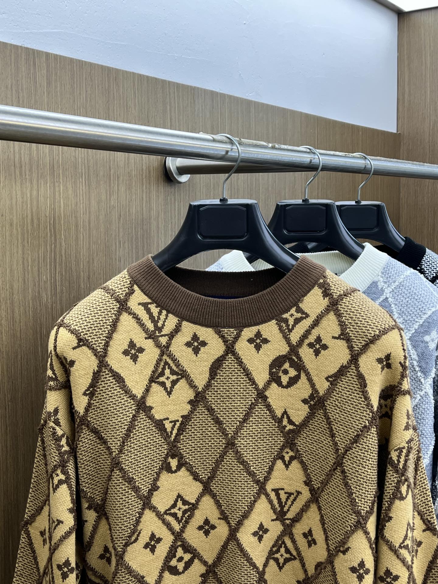 秋冬 LV 🔥🔥毛衣 2025秋冬最新系列，专柜1:1顶级复刻，全品相！加厚款，时下最流行的老钱风，老板
