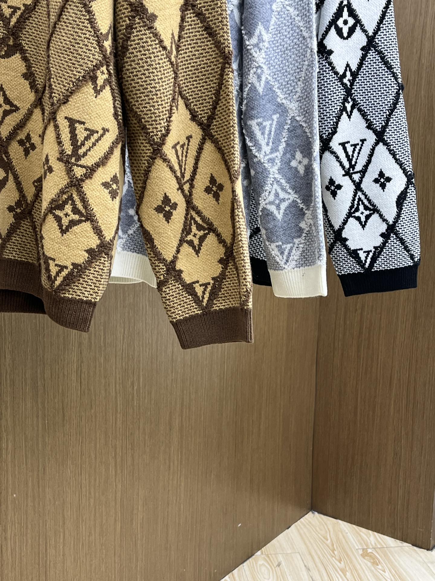 秋冬 LV 🔥🔥毛衣 2025秋冬最新系列，专柜1:1顶级复刻，全品相！加厚款，时下最流行的老钱风，老板