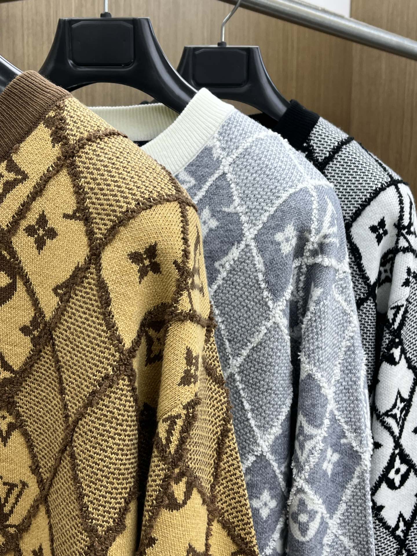 秋冬 LV 🔥🔥毛衣 2025秋冬最新系列，专柜1:1顶级复刻，全品相！加厚款，时下最流行的老钱风，老板