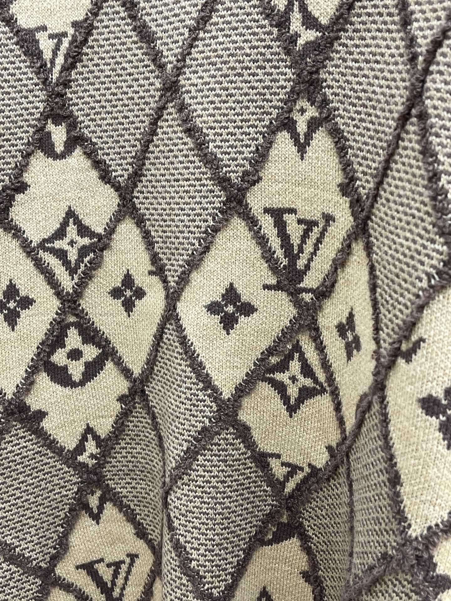 秋冬 LV 🔥🔥毛衣 2025秋冬最新系列，专柜1:1顶级复刻，全品相！加厚款，时下最流行的老钱风，老板