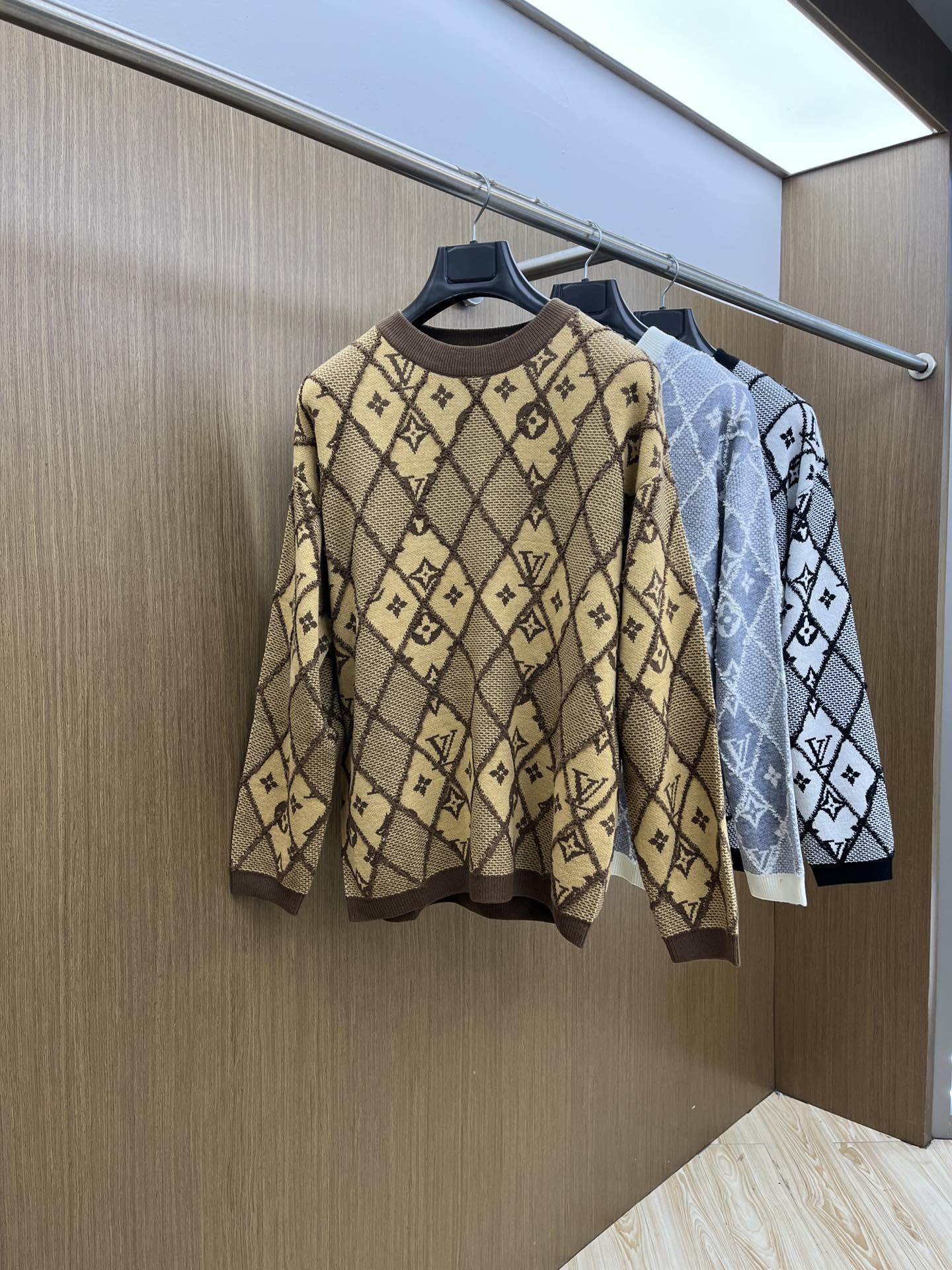 秋冬 LV 🔥🔥毛衣 2025秋冬最新系列，专柜1:1顶级复刻，全品相！加厚款，时下最流行的老钱风，老板