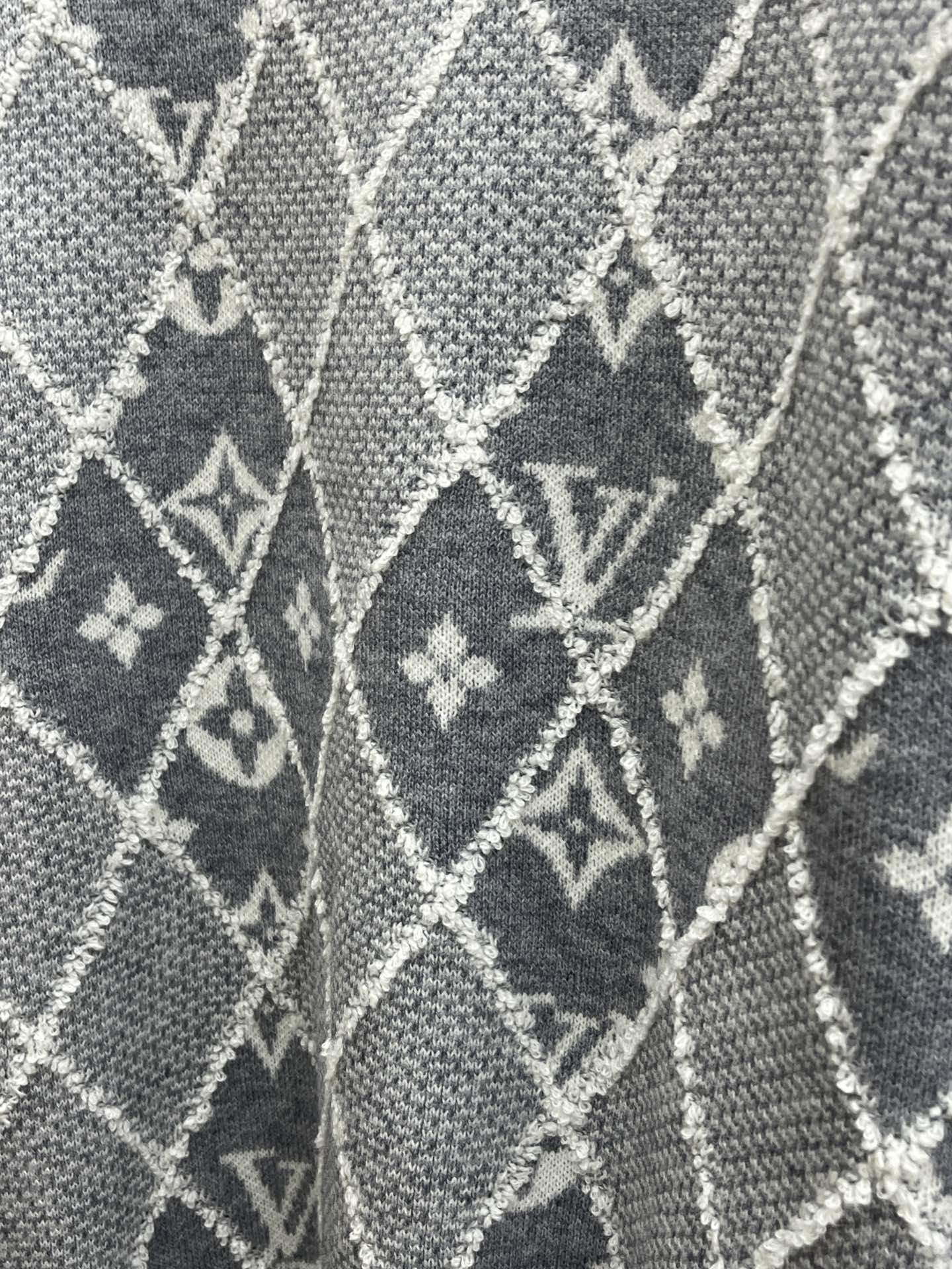 秋冬 LV 🔥🔥毛衣 2025秋冬最新系列，专柜1:1顶级复刻，全品相！加厚款，时下最流行的老钱风，老板