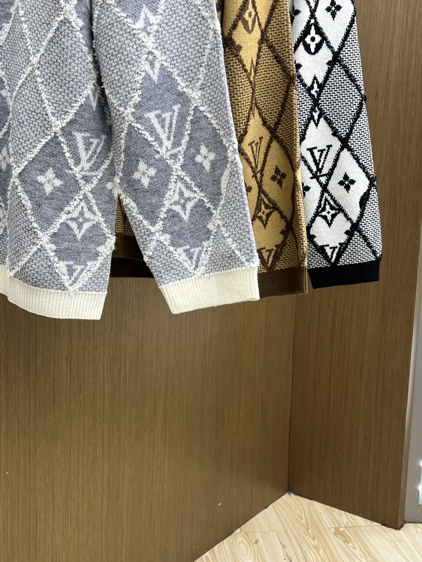 秋冬 LV 🔥🔥毛衣 2025秋冬最新系列，专柜1:1顶级复刻，全品相！加厚款，时下最流行的老钱风，老板