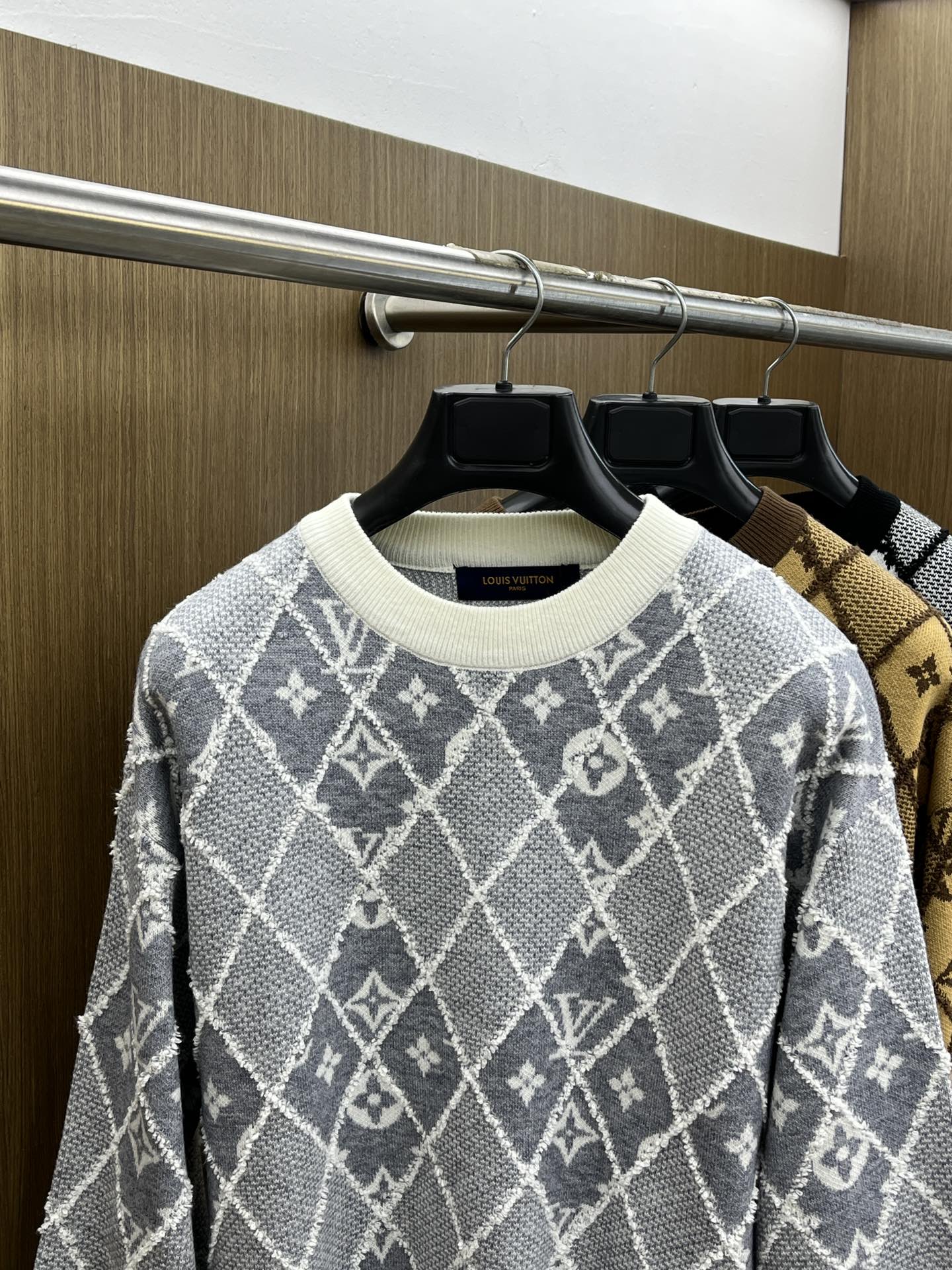 秋冬 LV 🔥🔥毛衣 2025秋冬最新系列，专柜1:1顶级复刻，全品相！加厚款，时下最流行的老钱风，老板