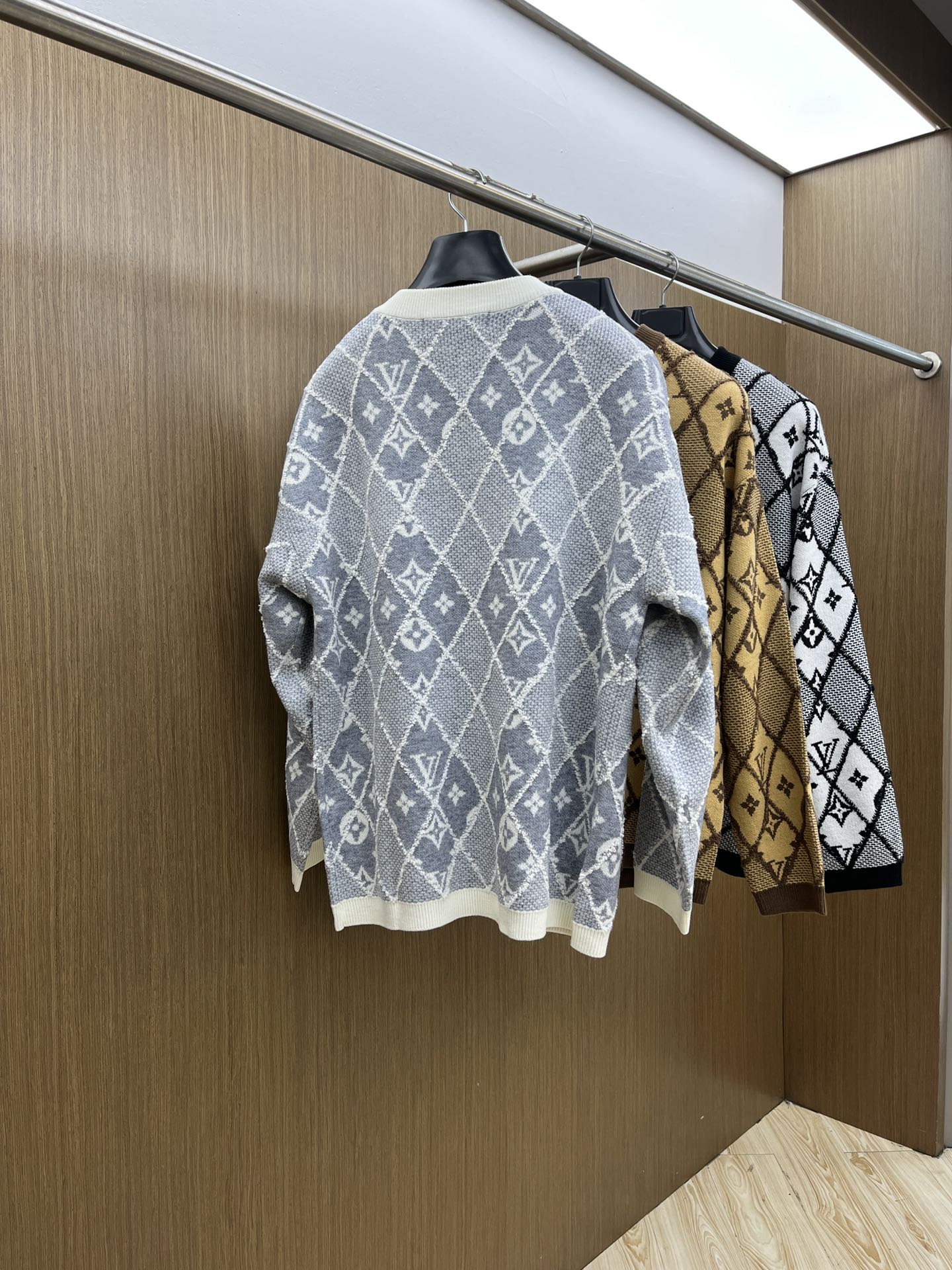 秋冬 LV 🔥🔥毛衣 2025秋冬最新系列，专柜1:1顶级复刻，全品相！加厚款，时下最流行的老钱风，老板
