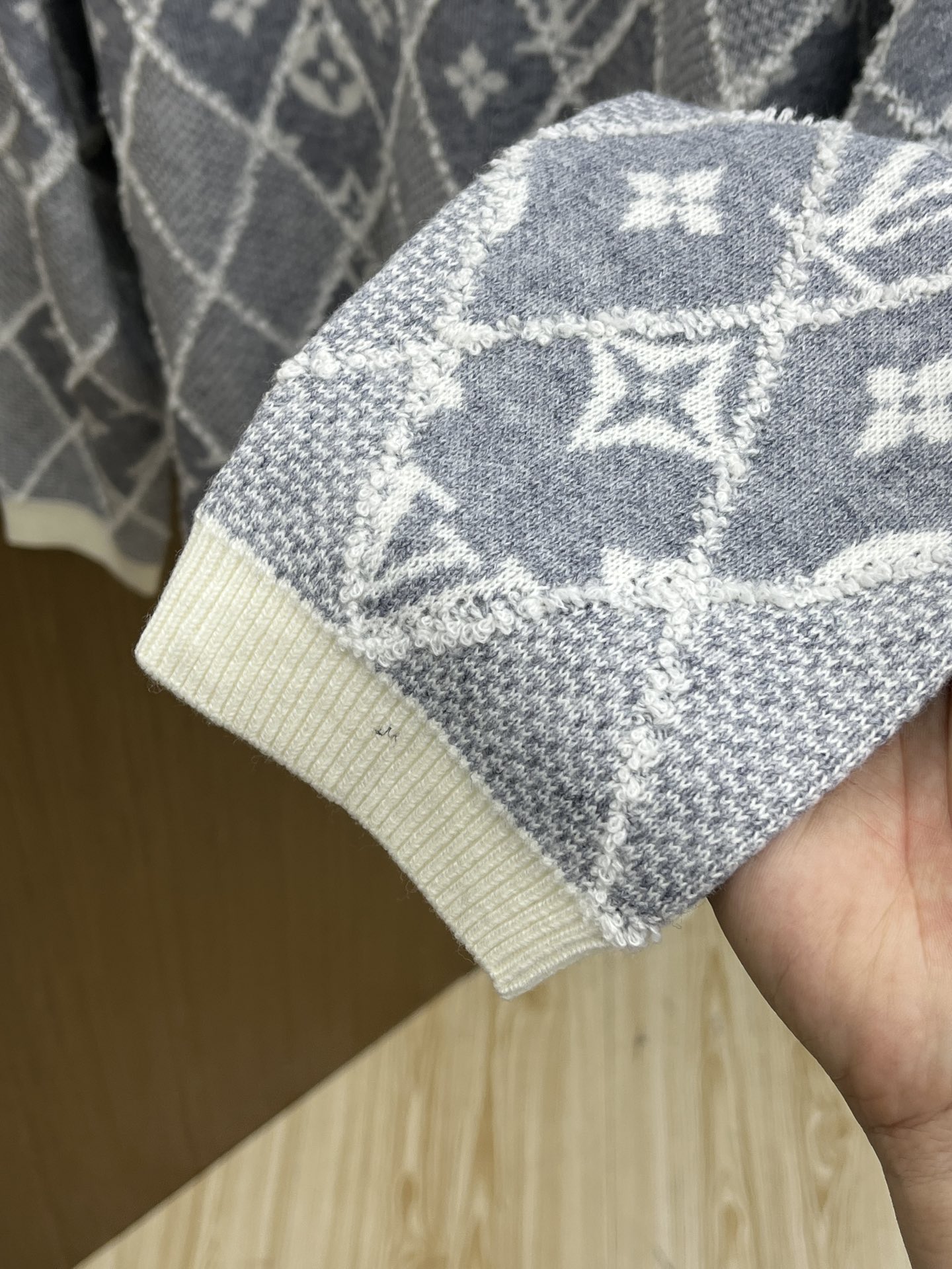 秋冬 LV 🔥🔥毛衣 2025秋冬最新系列，专柜1:1顶级复刻，全品相！加厚款，时下最流行的老钱风，老板