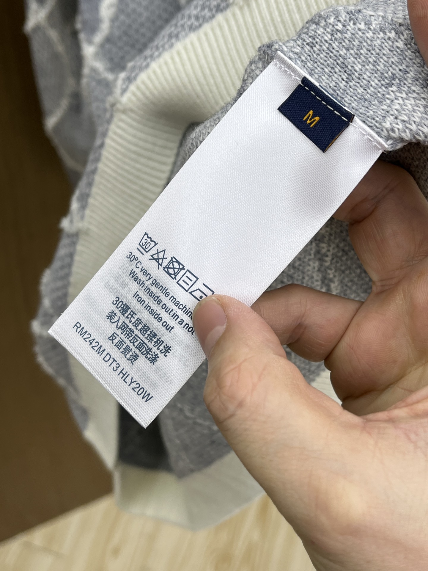 秋冬 LV 🔥🔥毛衣 2025秋冬最新系列，专柜1:1顶级复刻，全品相！加厚款，时下最流行的老钱风，老板