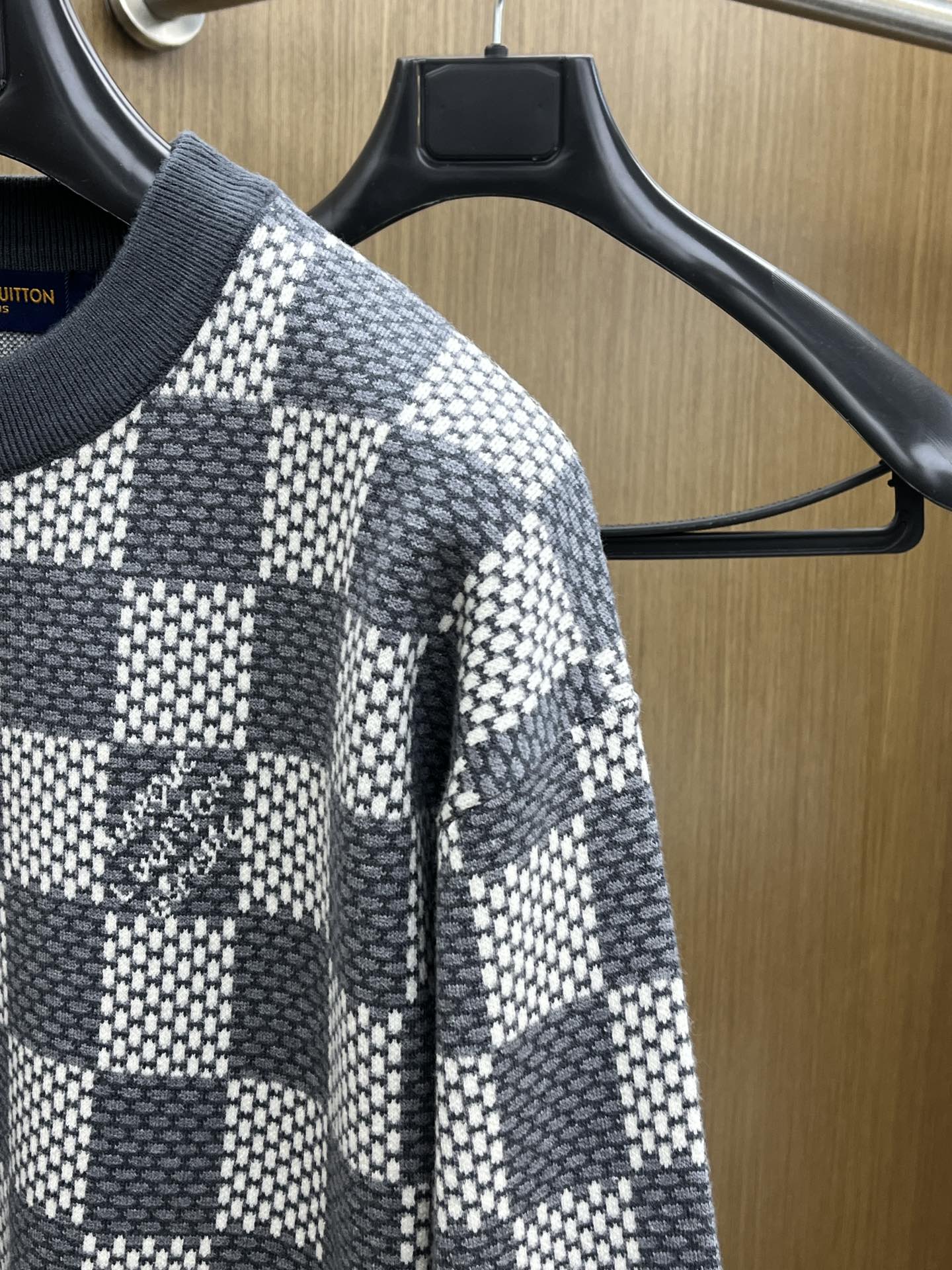 秋冬 LV 🔥🔥毛衣 2025秋冬最新系列，专柜1:1顶级复刻，全品相！加厚款，时下最流行的老钱风，老板