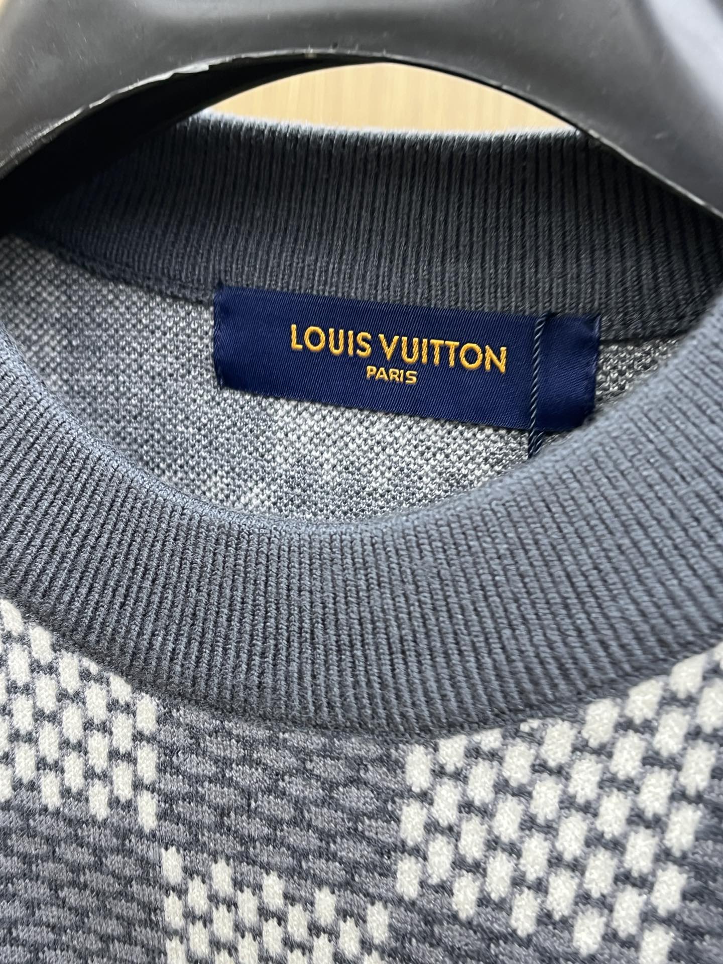 秋冬 LV 🔥🔥毛衣 2025秋冬最新系列，专柜1:1顶级复刻，全品相！加厚款，时下最流行的老钱风，老板