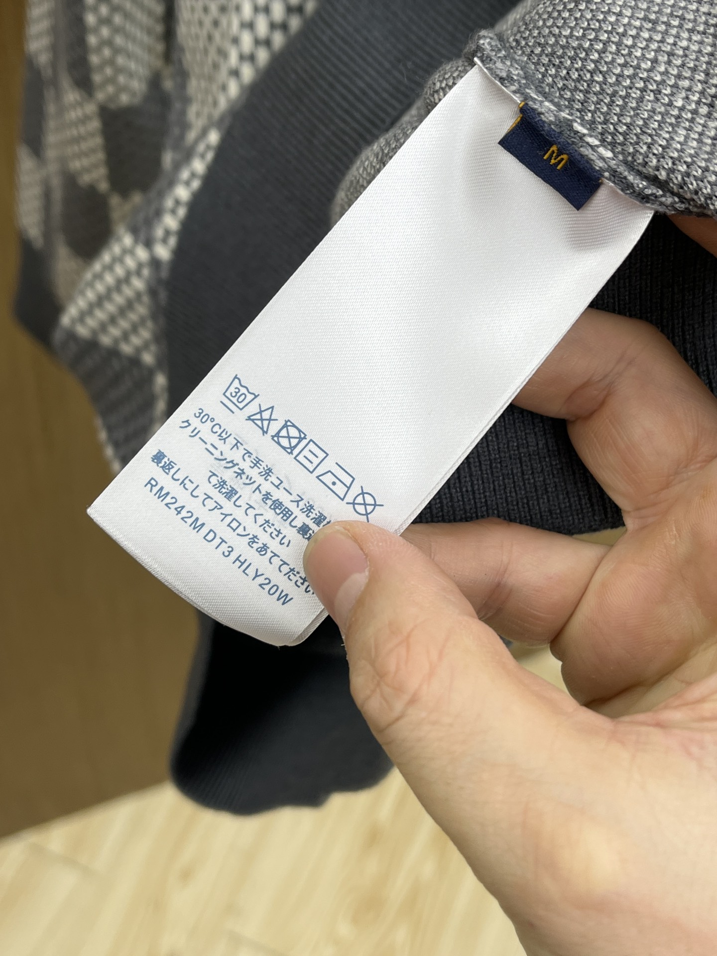 秋冬 LV 🔥🔥毛衣 2025秋冬最新系列，专柜1:1顶级复刻，全品相！加厚款，时下最流行的老钱风，老板