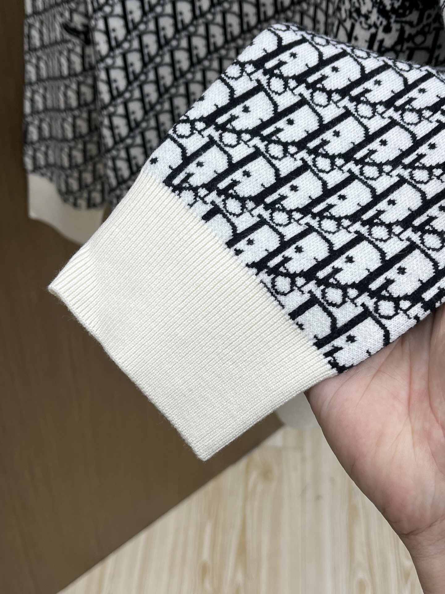 秋冬 CD 🔥🔥毛衣 2025秋冬最新系列，专柜1:1顶级复刻，全品相！加厚款，时下最流行的老钱风，老板