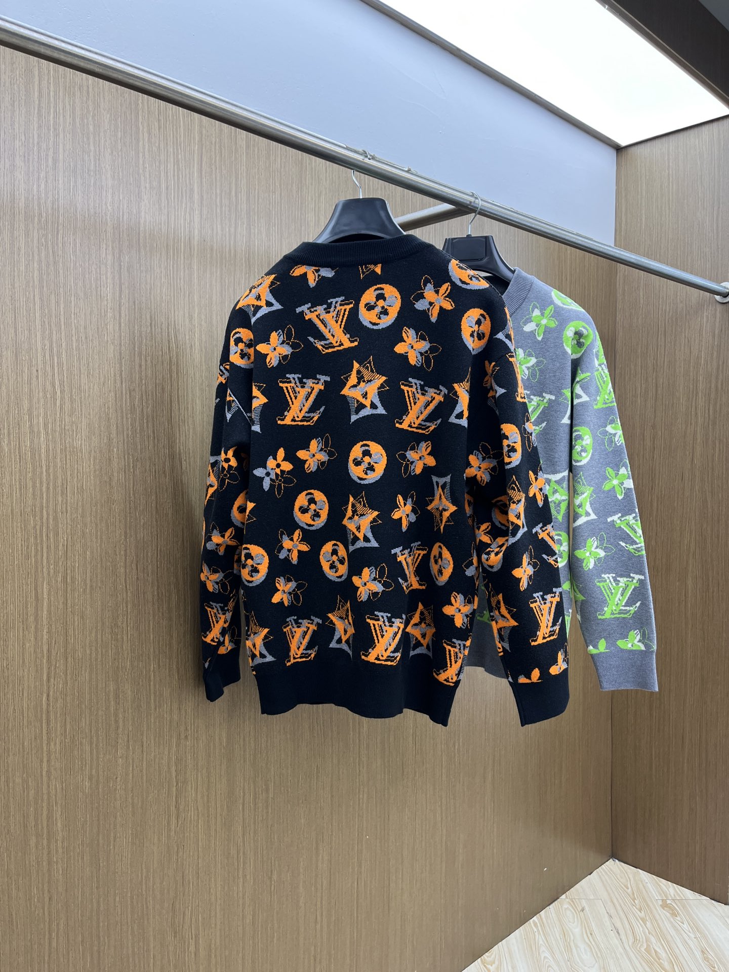 秋冬 LV 🔥🔥毛衣 2025秋冬最新系列，专柜1:1顶级复刻，全品相！加厚款，时下最流行的老钱风，老板