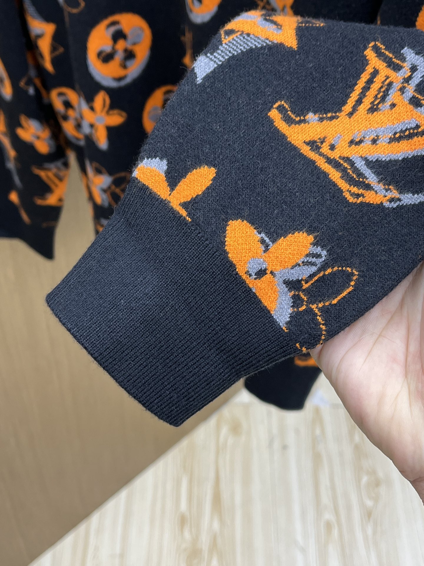秋冬 LV 🔥🔥毛衣 2025秋冬最新系列，专柜1:1顶级复刻，全品相！加厚款，时下最流行的老钱风，老板