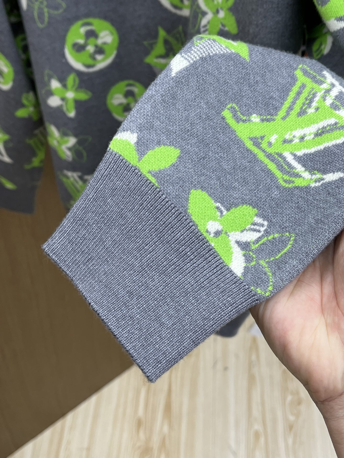 秋冬 LV 🔥🔥毛衣 2025秋冬最新系列，专柜1:1顶级复刻，全品相！加厚款，时下最流行的老钱风，老板